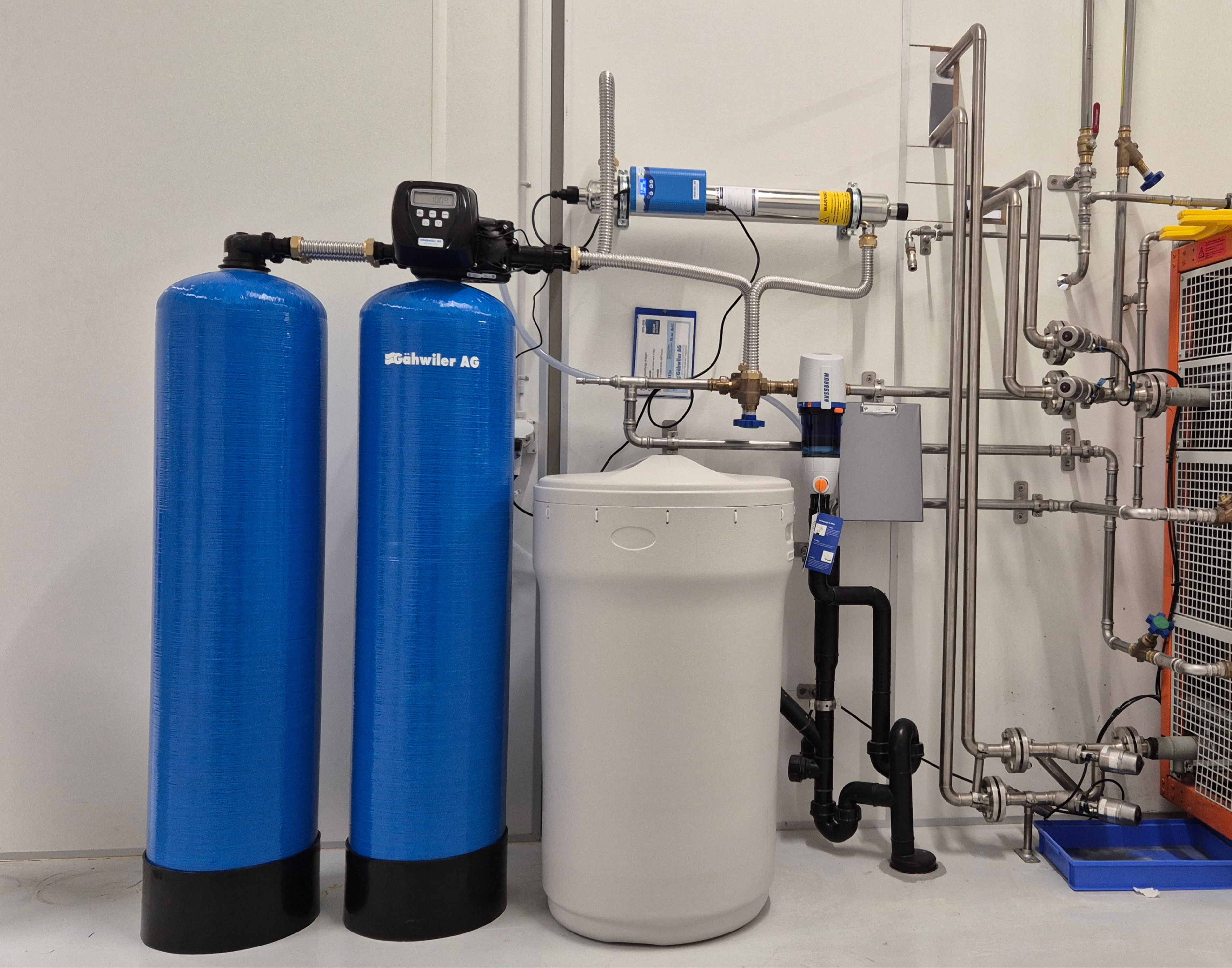 Ein Foto einer Gähwiler Pendel-Enthärtungsanlage sowie einer UV-Entkeimungsanlage bei einer Firma im Bereich Kosmetik
