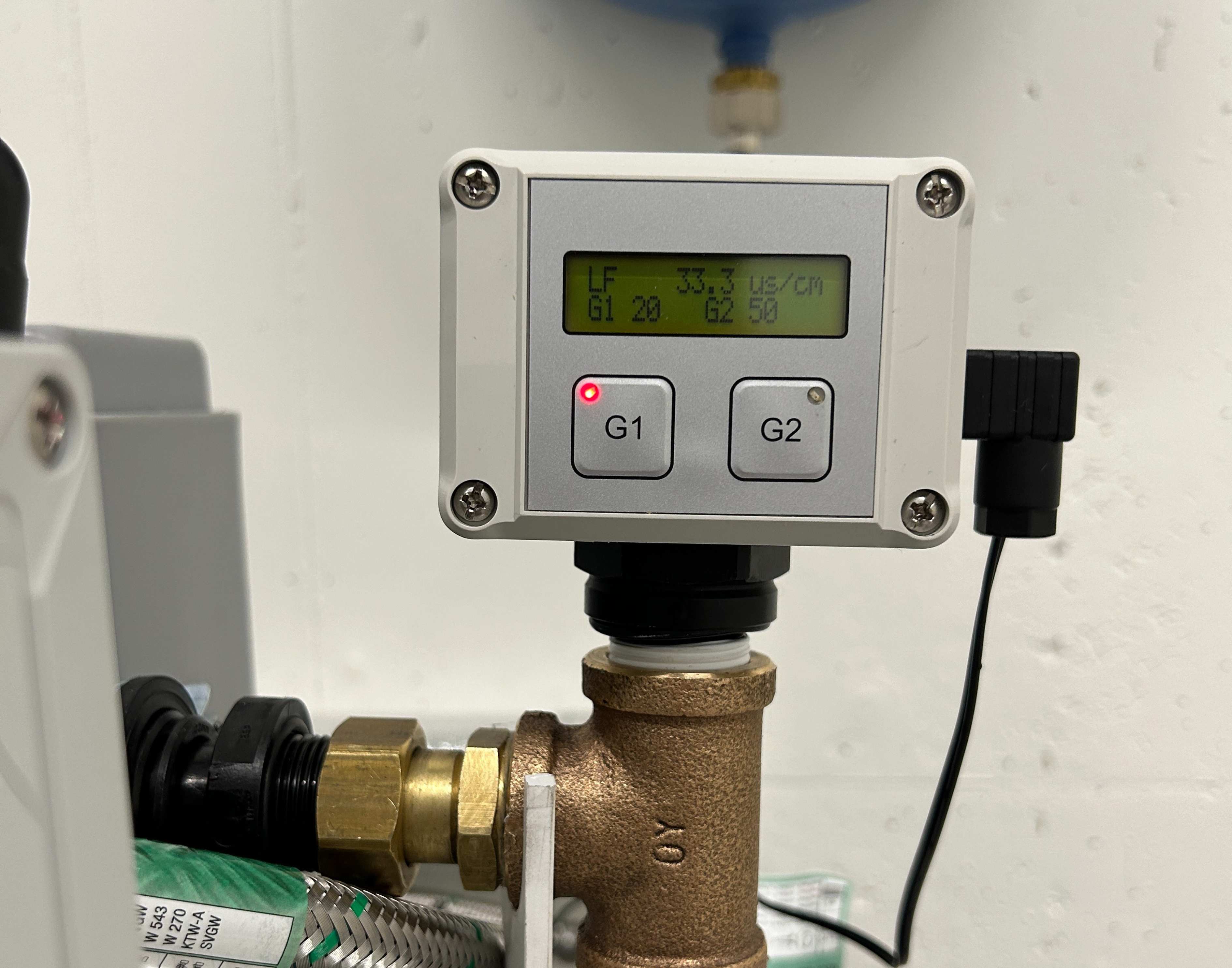 Ein Foto eines Leitwertmessgerätes, welches an eine Umkehrosmoseanlage angebaut ist und die Leitfähigkeit des Prozesswassers misst und Alarm anzeigt falls der Grenzwert überschritten wird.