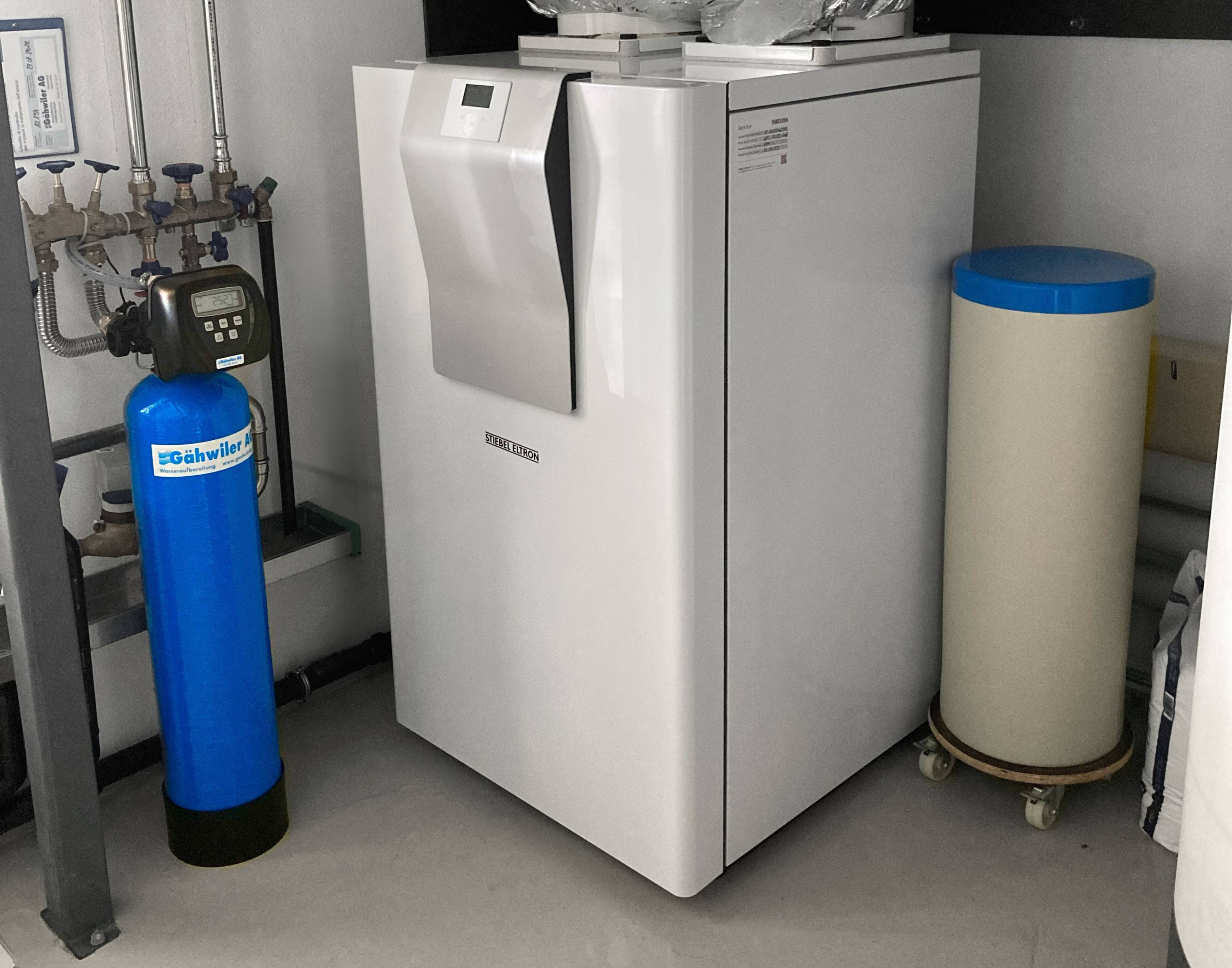 Ein Foto einer Entkalkungsanlage in einem Keller. Der Salzbehälter kann beliebig positioniert werden.