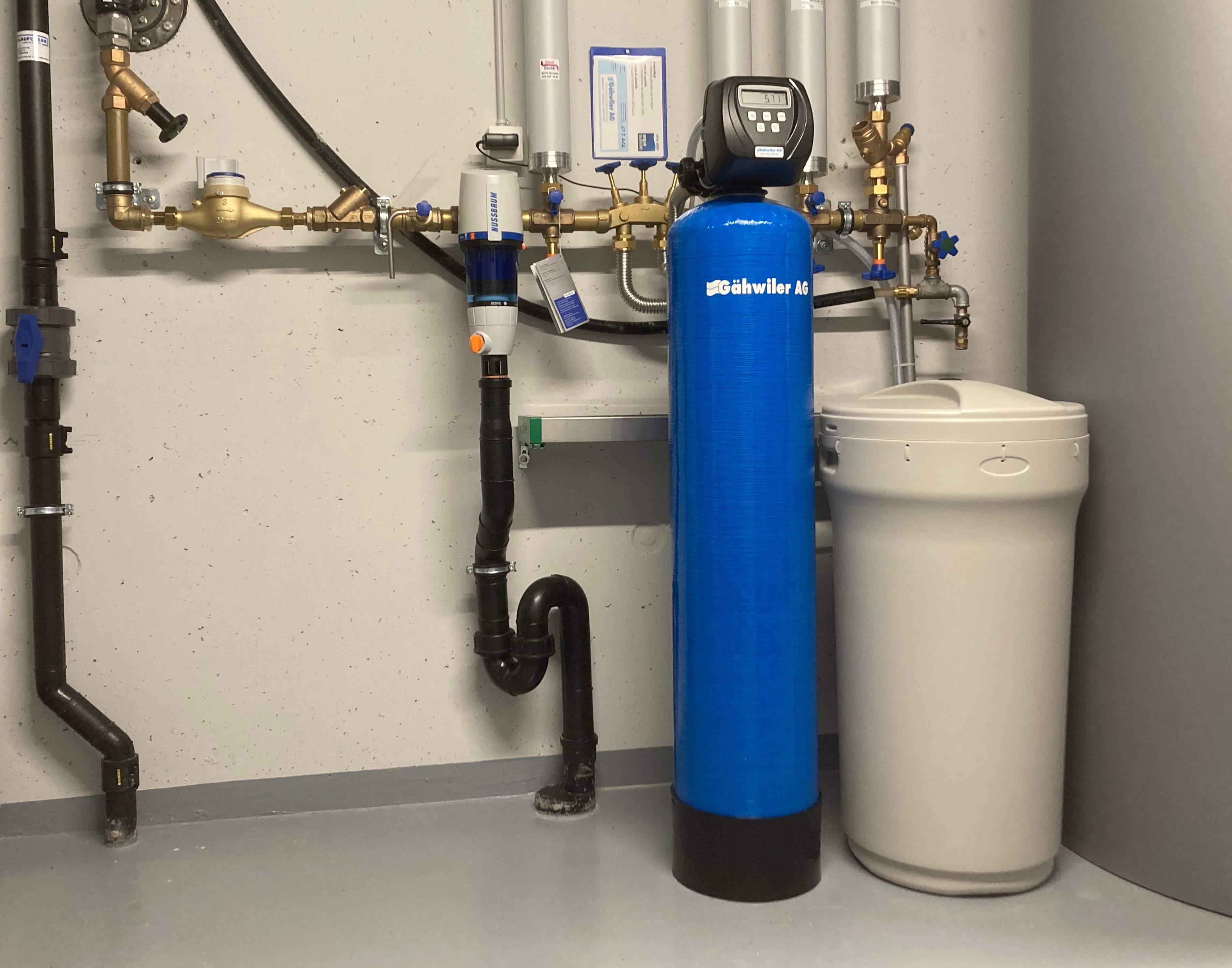 Ein Bild einer Entkalkungsanlage welche in einem Technikraum an der Wasserverteilung installiert wurde.