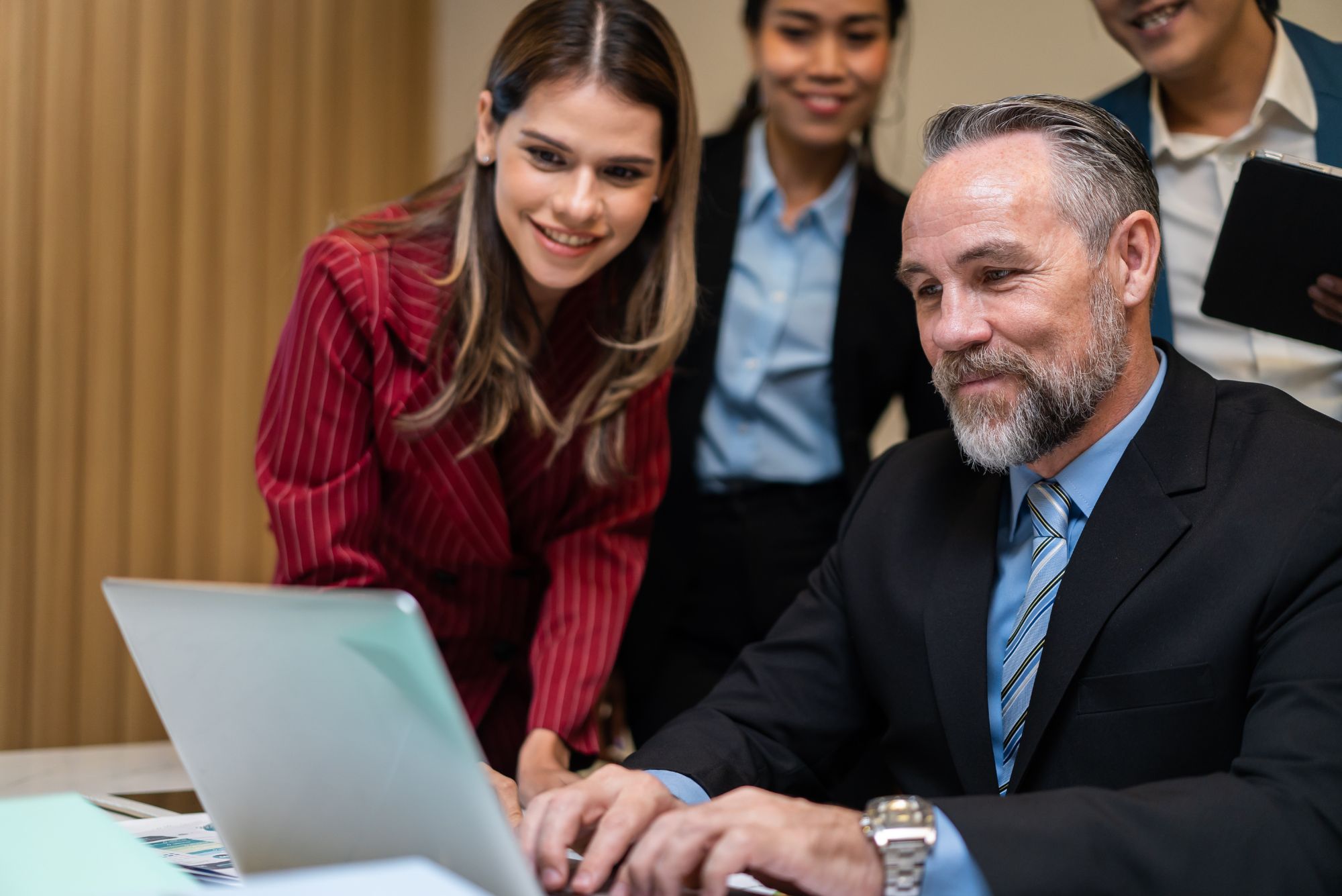 Les justiciables recherchent leur avocat en ligne. Voici 5 pistes concrètes pour attirer des clients dans votre cabinet d’avocats via le digital. Image de plusieurs avocats regardant un ordinateur.