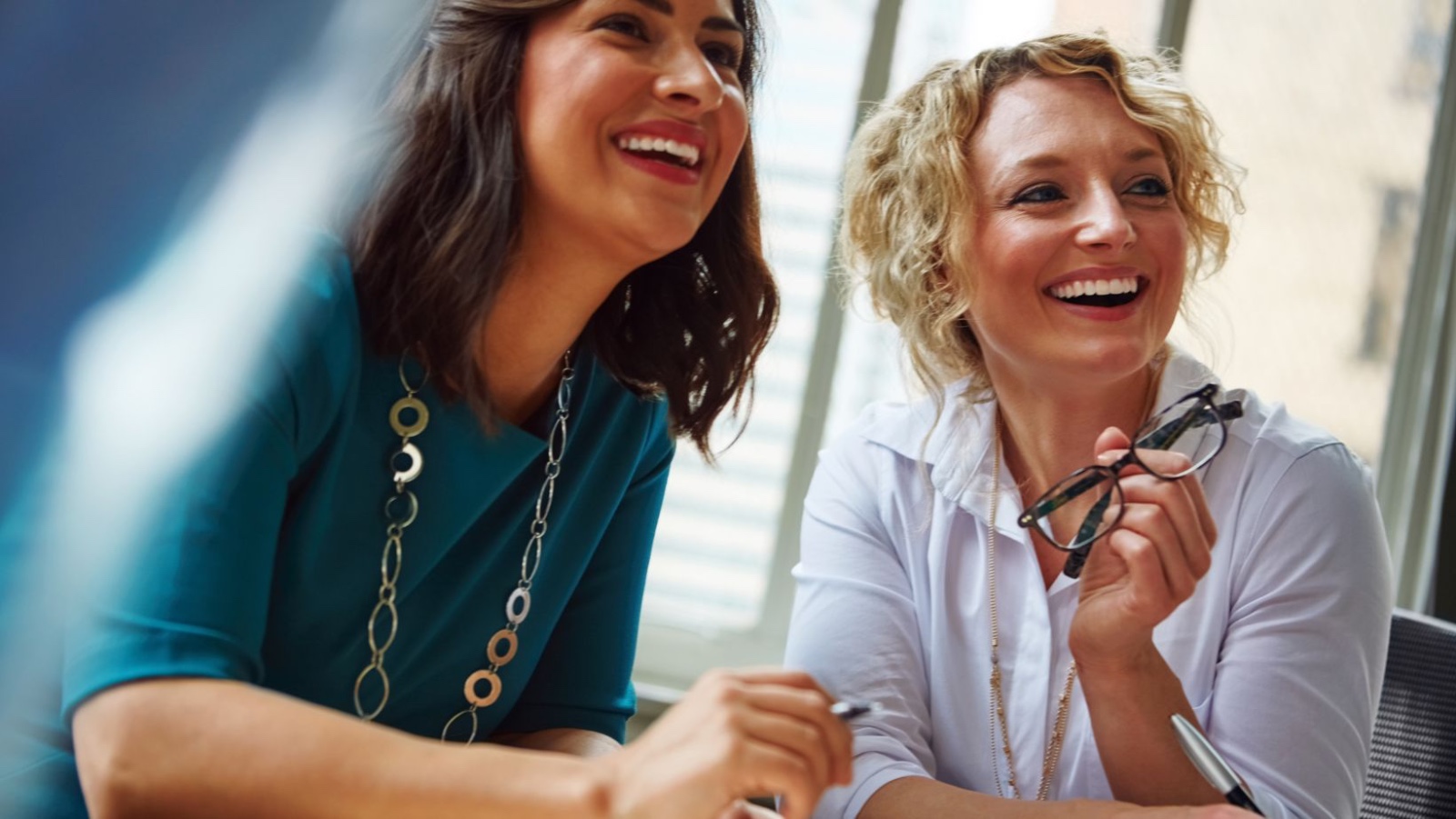 mujeres consultando portal de clientes septeo