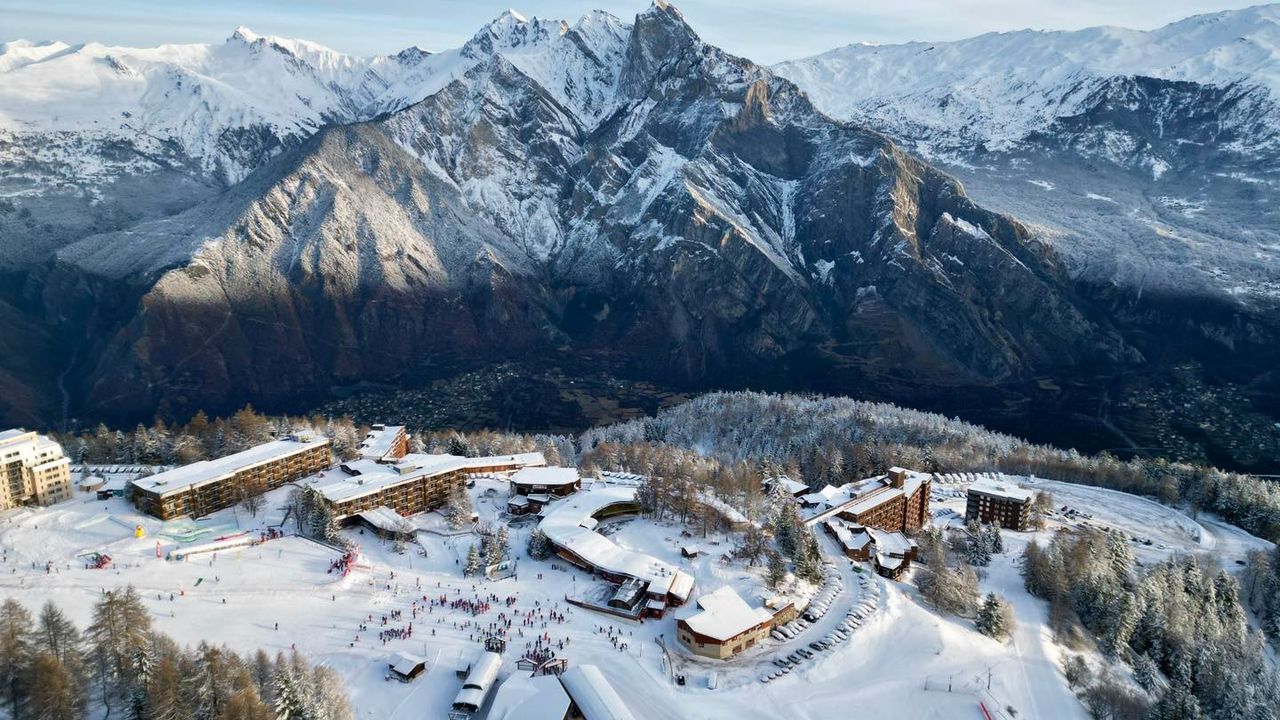 Image du camping SACMAC Les Karellis en hiver prise de vue en hauteur