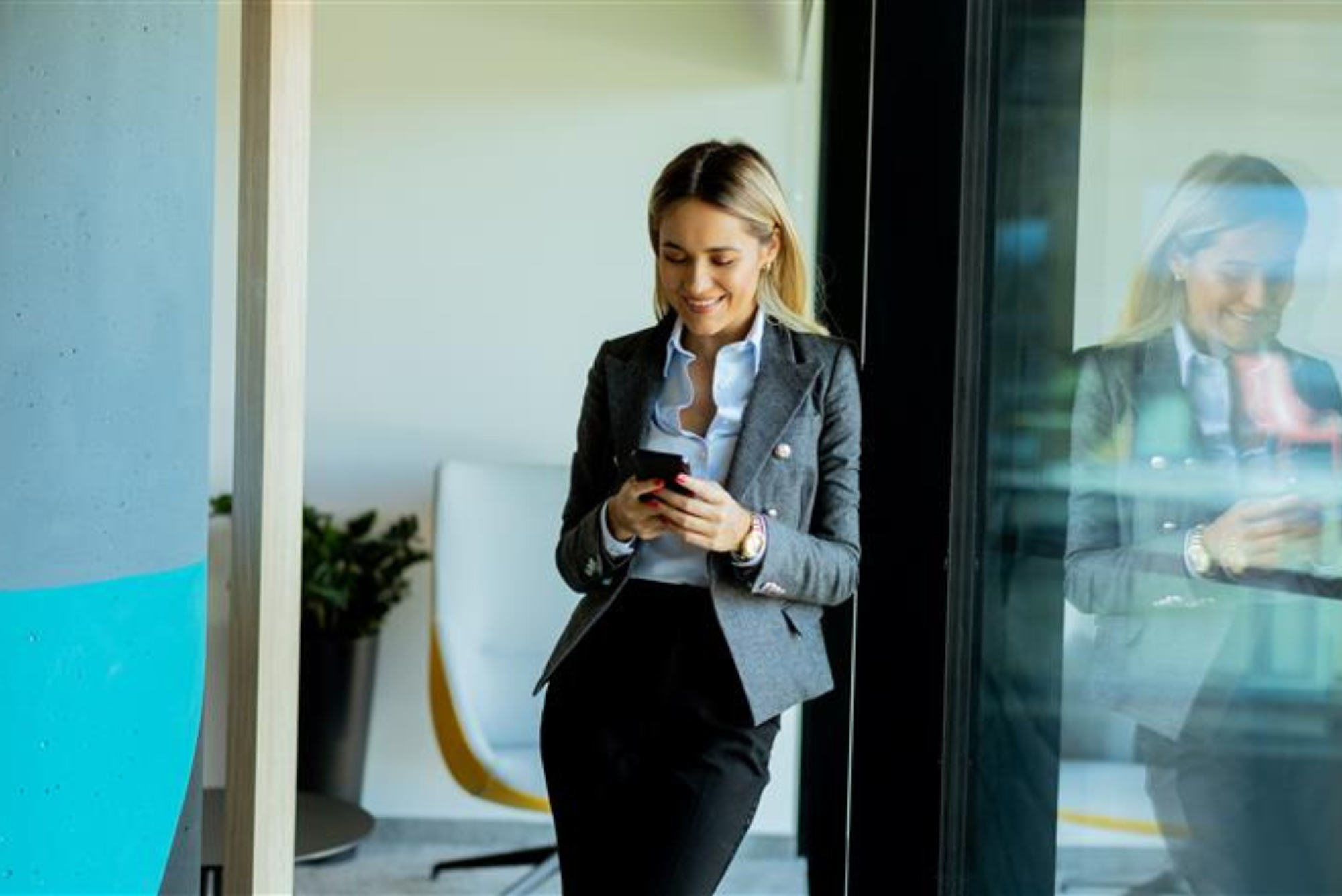 Femme avocate visitant les réseaux sociaux sur son téléphone dans son cabinet d'avocats
