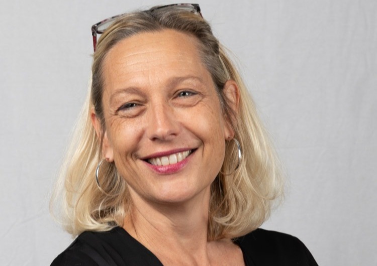 Portrait femme blonde qui sourit