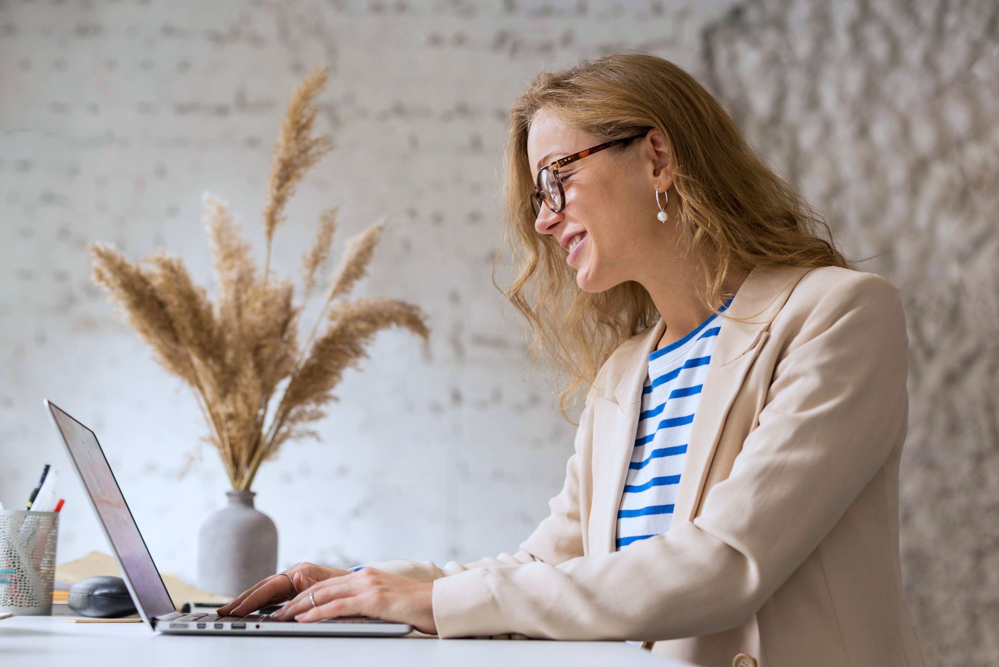 avocate sur son ordanateur GEO pour avocats