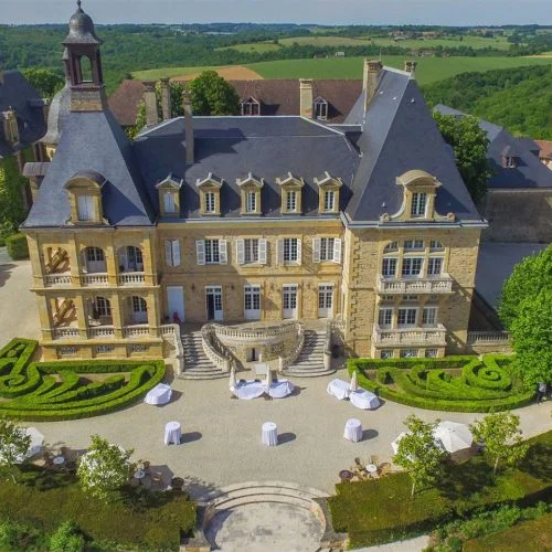Vue aérienne du Domaine d’Essendiéras avec château, jardins à la française et terrasse aménagée.