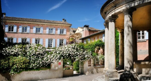 Vue extérieure des Maisons du Clair de la Plume, établissement hôtelier de charme, illustrant le témoignage client sur les perspectives apportées par la solution Asterio