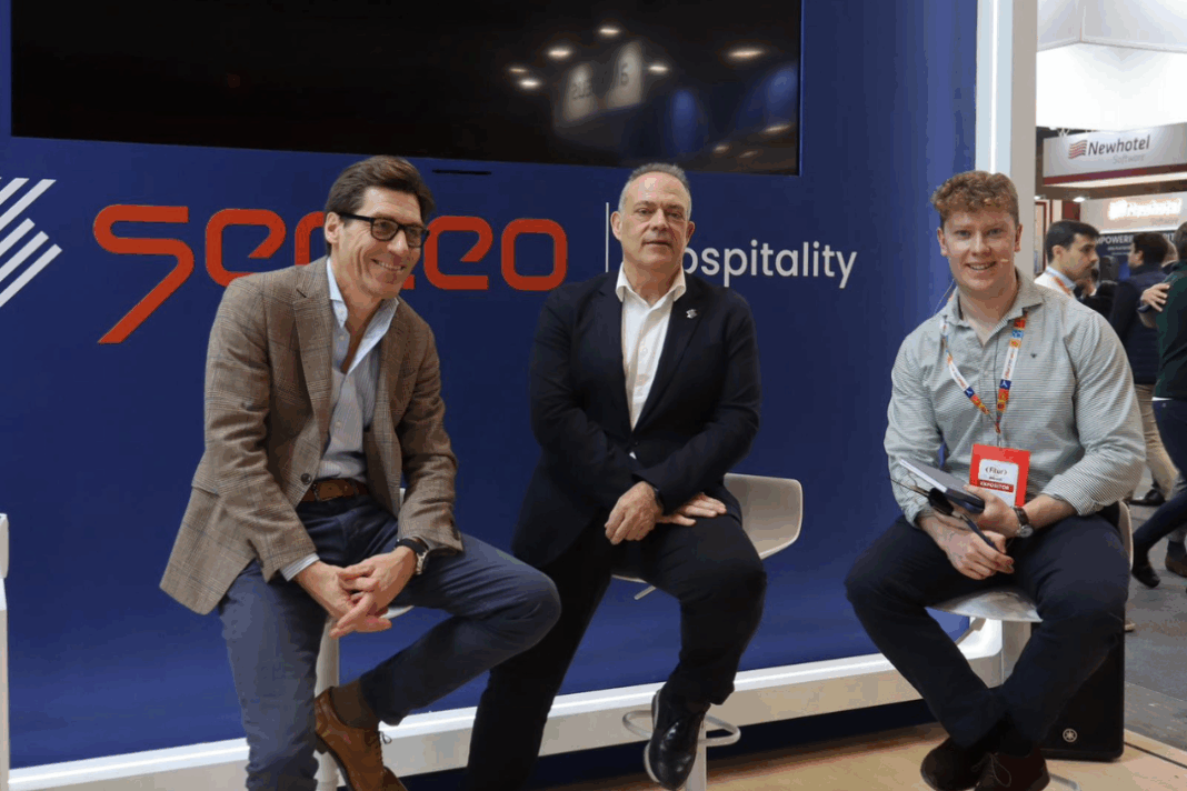 De izquierda a derecha Hugues Galambrun, CEO y fundador de Septeo, Manuel Ortiz, director general de Septeo en España y Portugal y Pablo Garrido, Digital Marketing Assistant