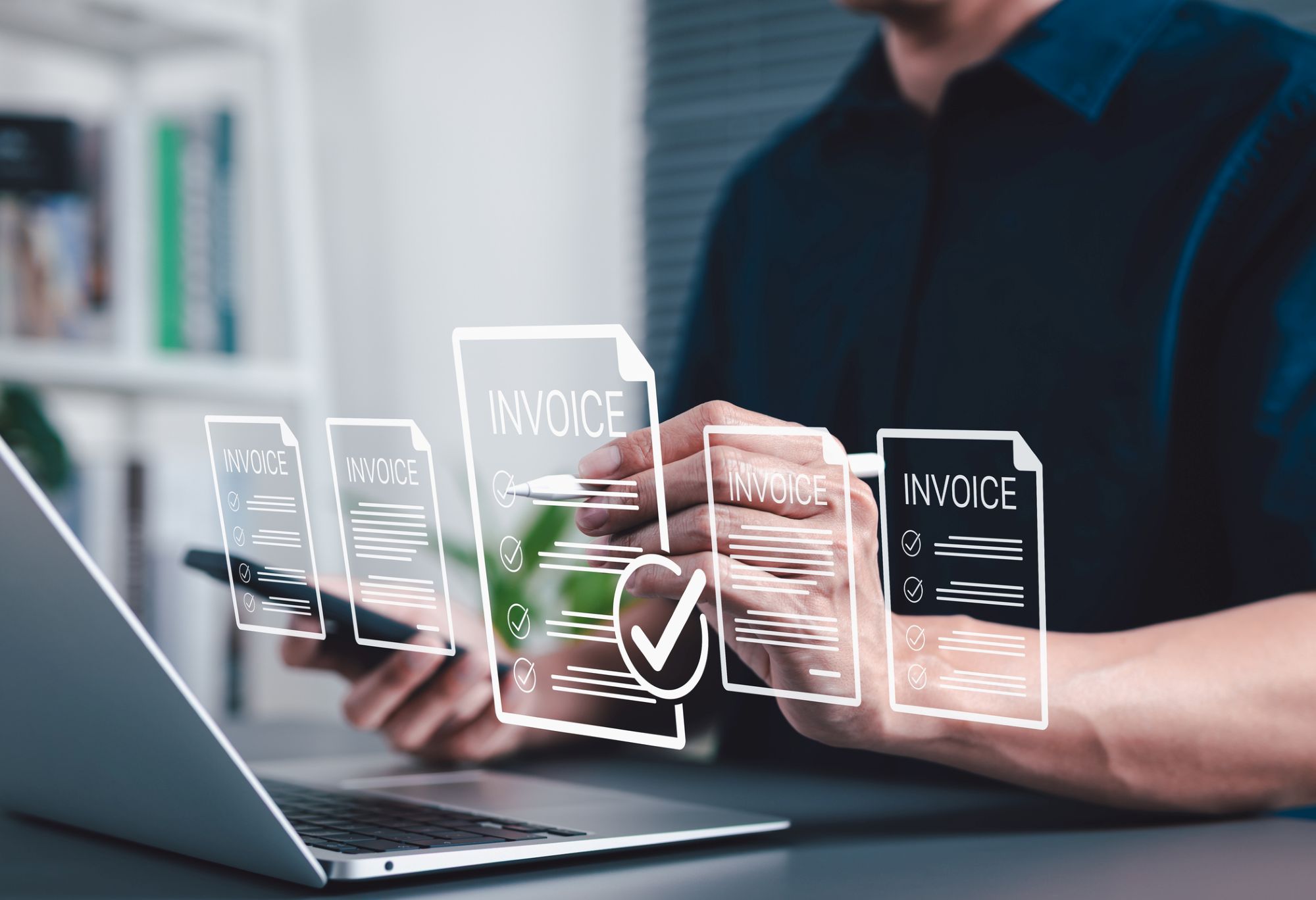 Une main clique sur une représentation virtuelle d'une facture 