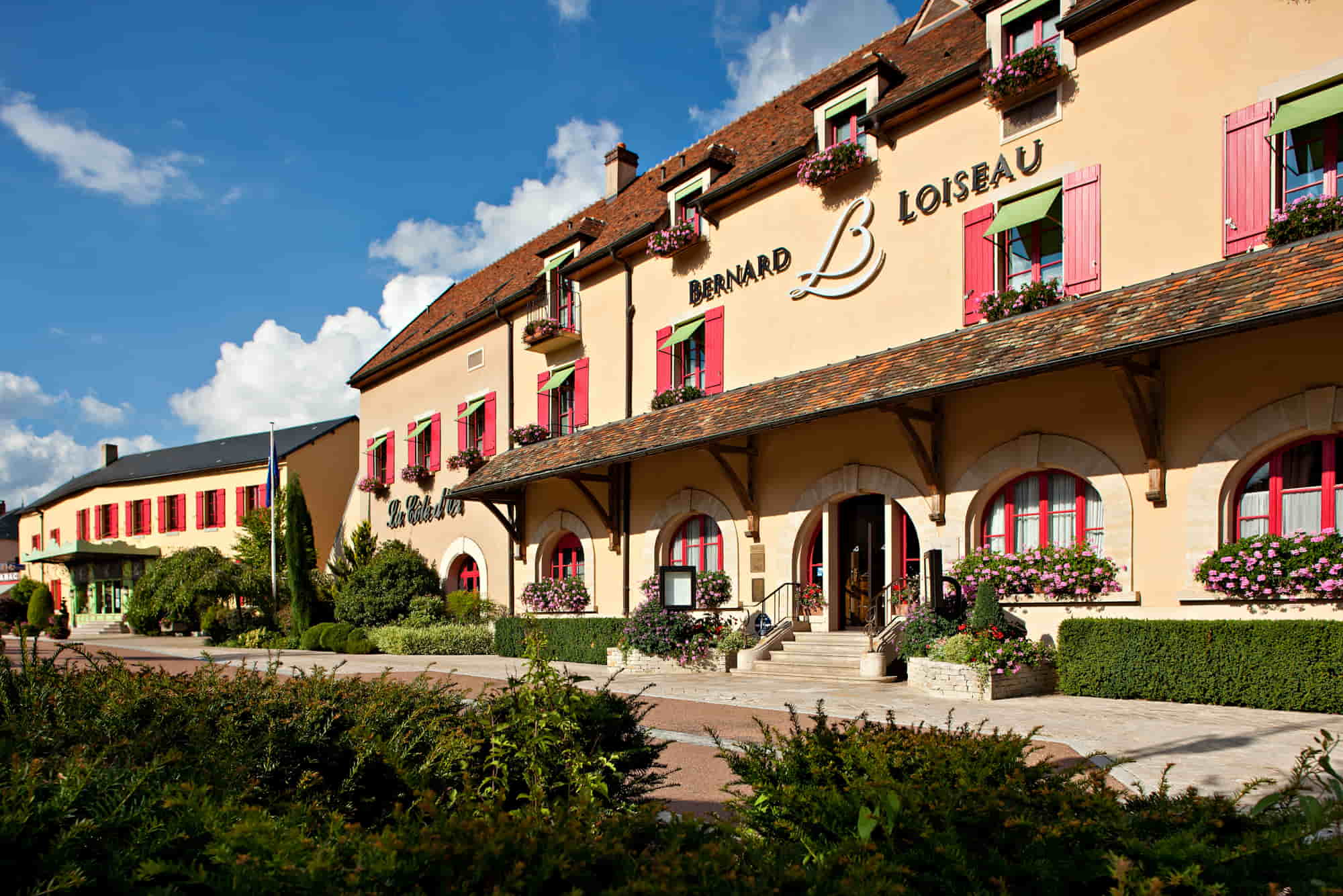 Vue extérieure du Relais Bernard Loiseau à Saulieu, établissement Relais & Châteaux associant hôtel de luxe, gastronomie et spa, utilisateur du PMS Asterio pour piloter ses activités.