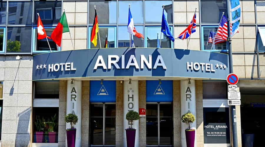 Façade de l’Hôtel Ariana à Villeurbanne, établissement hôtelier indépendant utilisant le PMS Asterio pour gérer la distribution, les réservations et l’exploitation quotidienne de ses 100 chambres.