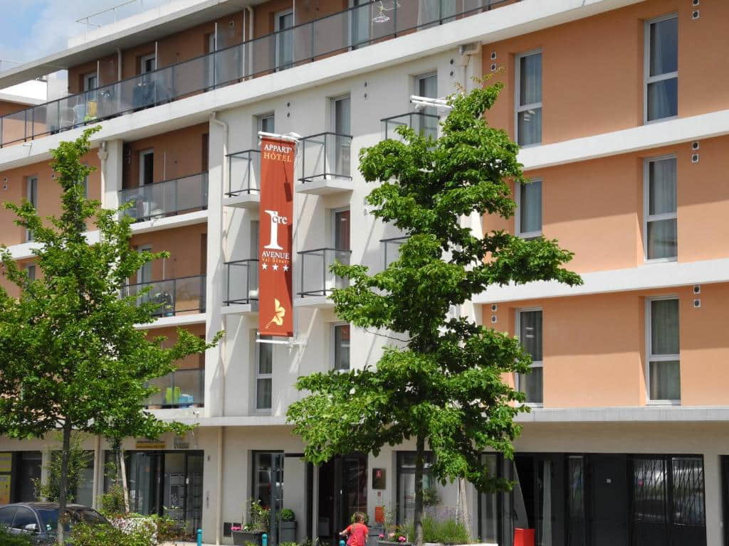 Vue extérieure d’une résidence de tourisme moderne utilisant le PMS Asterio pour gérer réservations, tarification et exploitation multiétablissement avec une solution cloud intuitive.