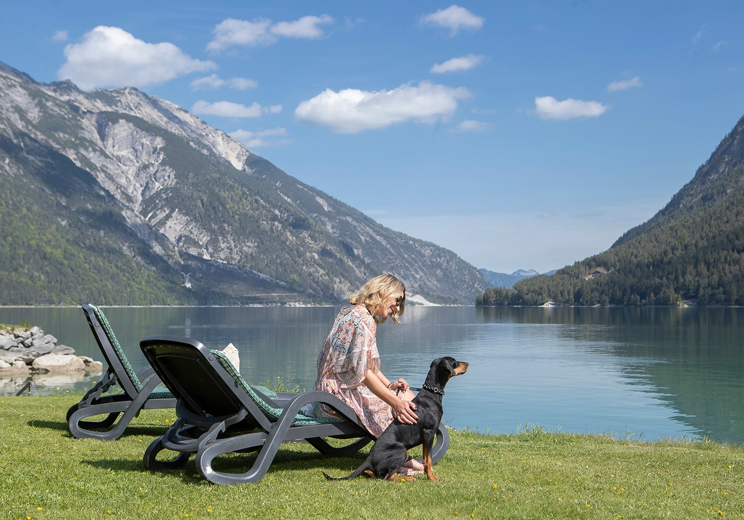 Privater kostenloser Badestrand im Seehotel St. Hubertus am Achensee in Pertisau | Hundestrand – Hunde erlaubt