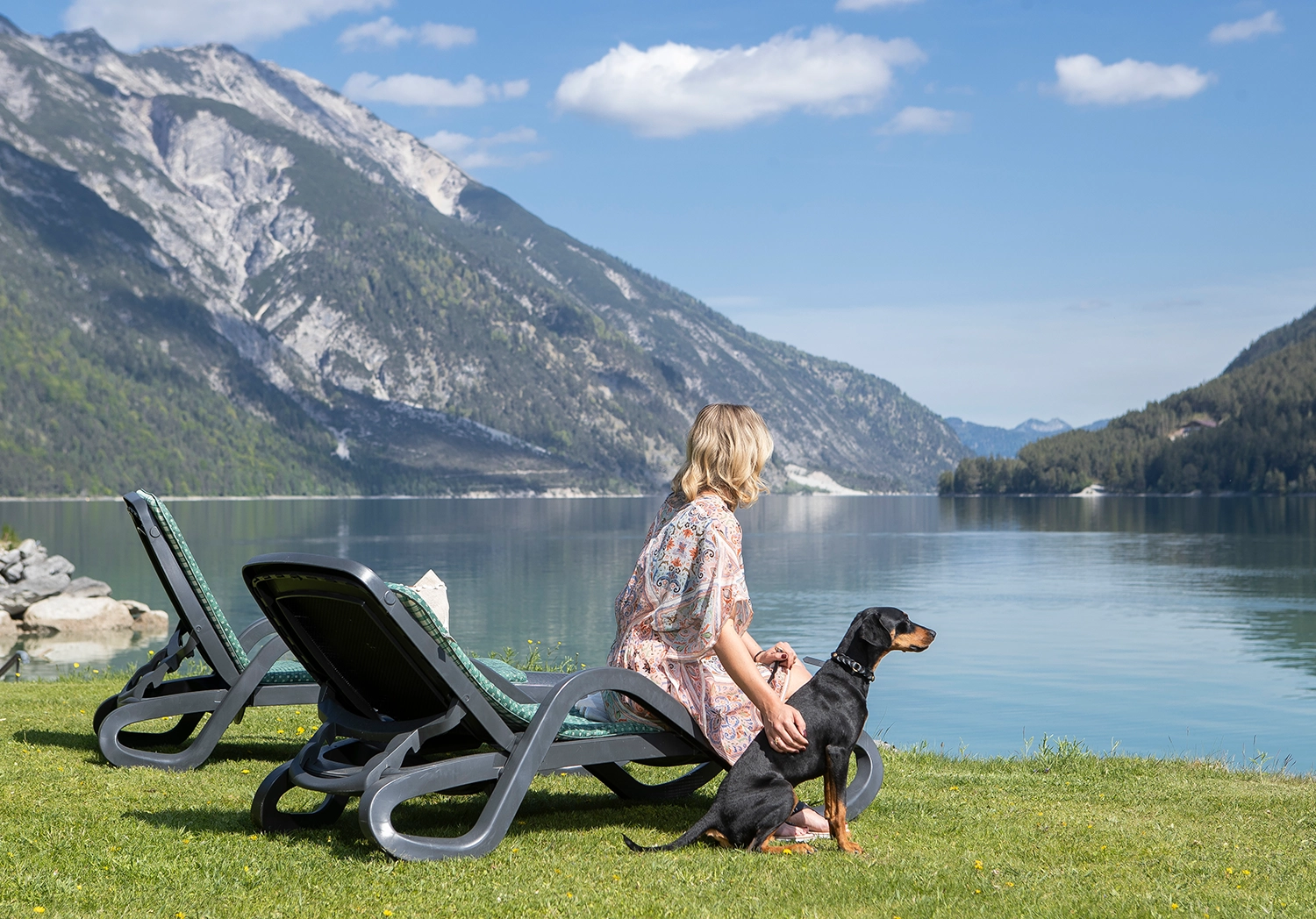 Privater kostenloser Badestrand im Seehotel St. Hubertus am Achensee in Pertisau | Hundestrand – Hunde erlaubt