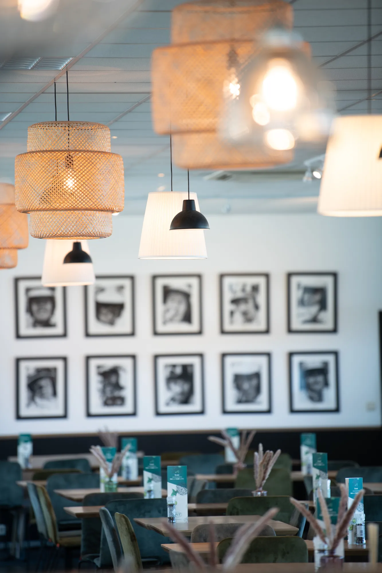 Intérieur du bar-restaurant convivial et lumineux, aménagé avec goût