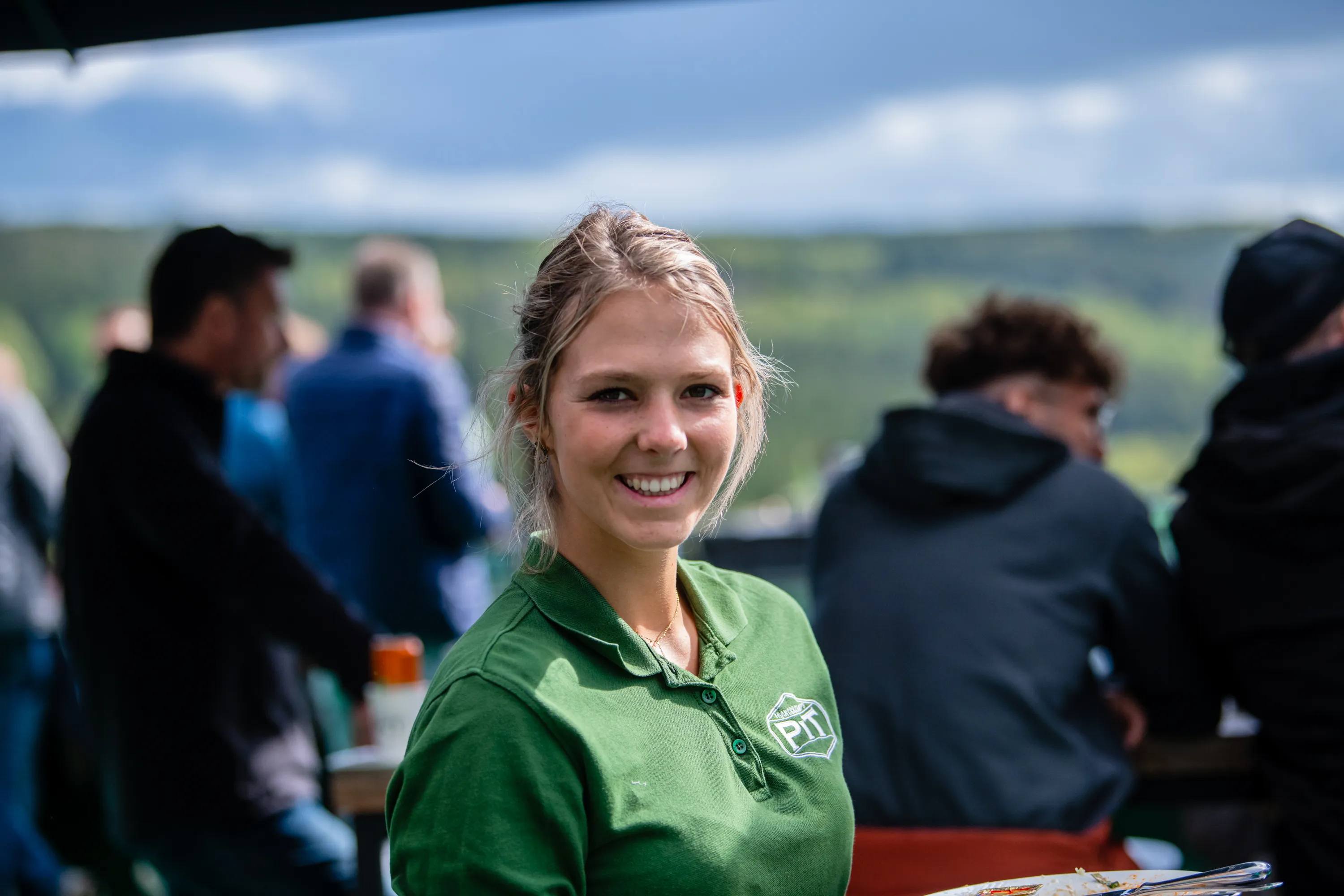 Visiteurs, spectateurs et invités se servant au buffet dans la grande salle du Pit Bar-Resto