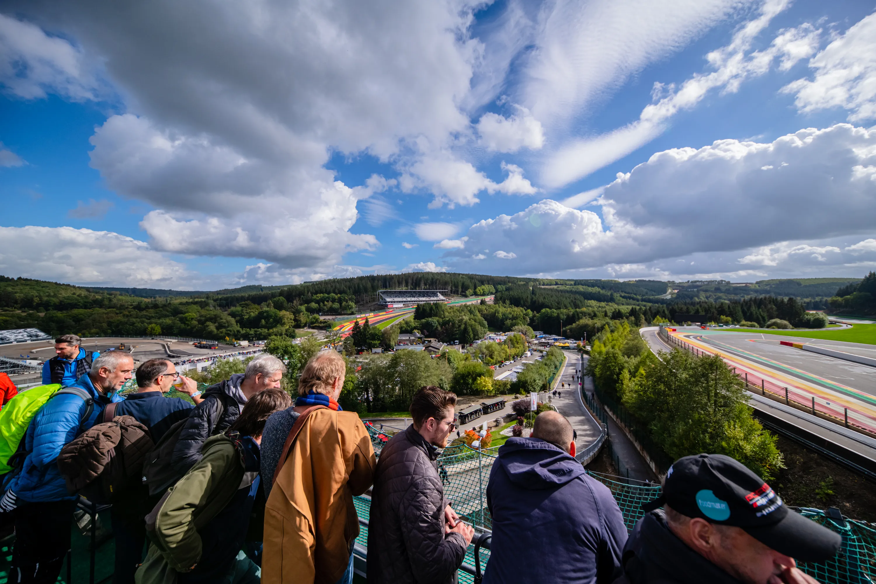 Image bannière de la vue sur le Circuit depuis la terrasse du bar restaurant