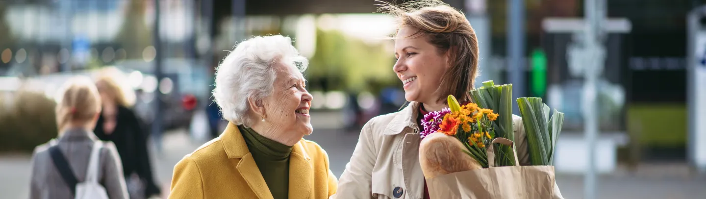 Zwei Damen mit Blümen