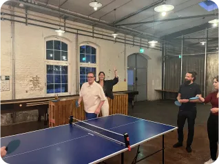 Foto von MARTA-Mitarbeitern beim Tischtennisspielen