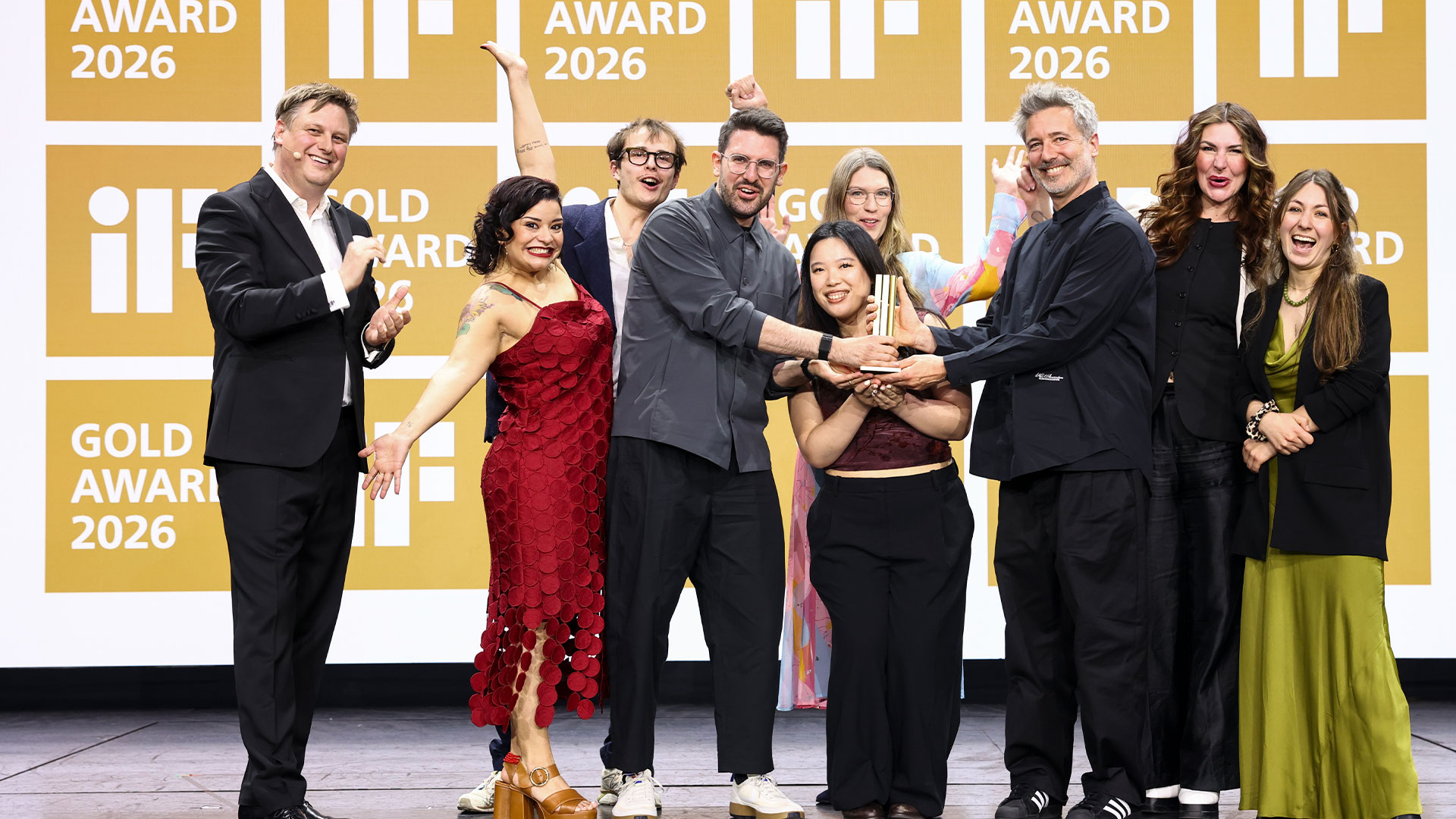 Phoenix design and nunc team at the stage of the iF design award for its gold nomination.