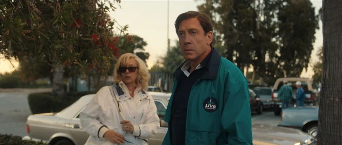 Chloë Sevigny como Kitty Menéndez, Javier Bardem como José Menéndez en "Monstruos: La historia de Lyle y Erik Menéndez".