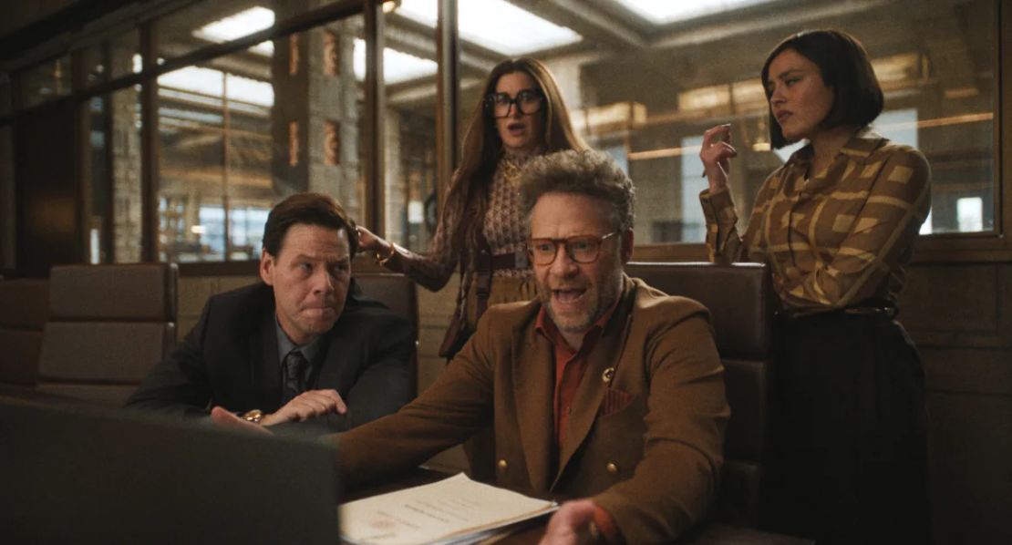 Ike Barinholtz, Kathryn Hahn, Chase Sui Wonders y Seth Rogen en "The Studio".