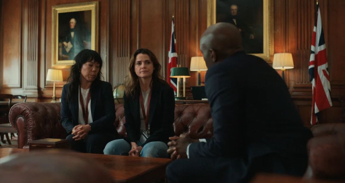 Ali Ahn como Eidra Park, Keri Russell como Kate Wyler, David Gyasi como Austin Dennison en "The Diplomat".
