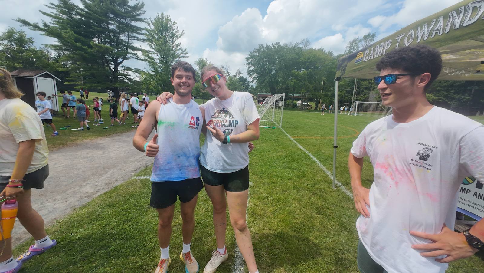 AmeriCamp posent dehors en tenue de sport avec des éclaboussures de peinture.