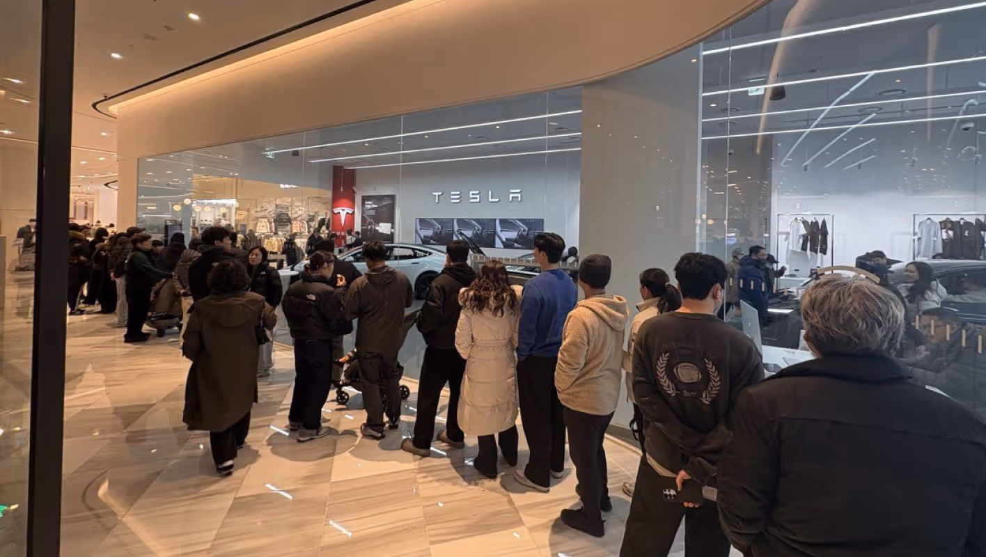 테슬라 매장 앞에 줄을 선 사람들