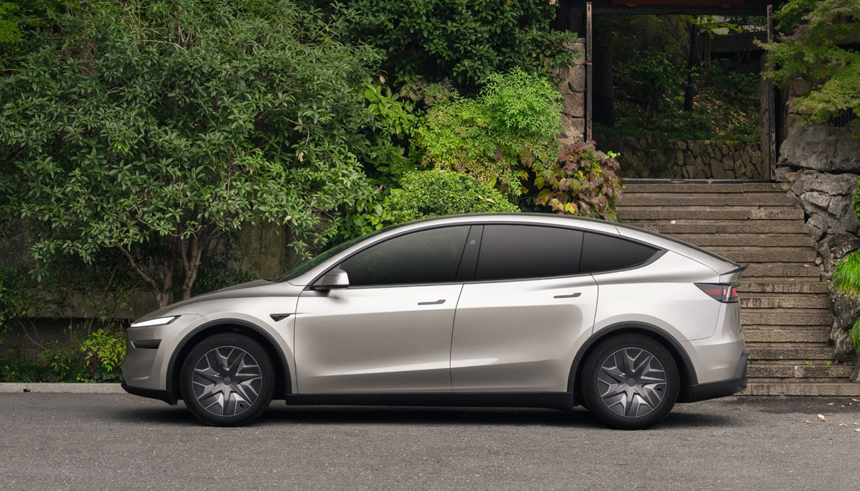 테슬라 모델 Y L 옆모습 사진