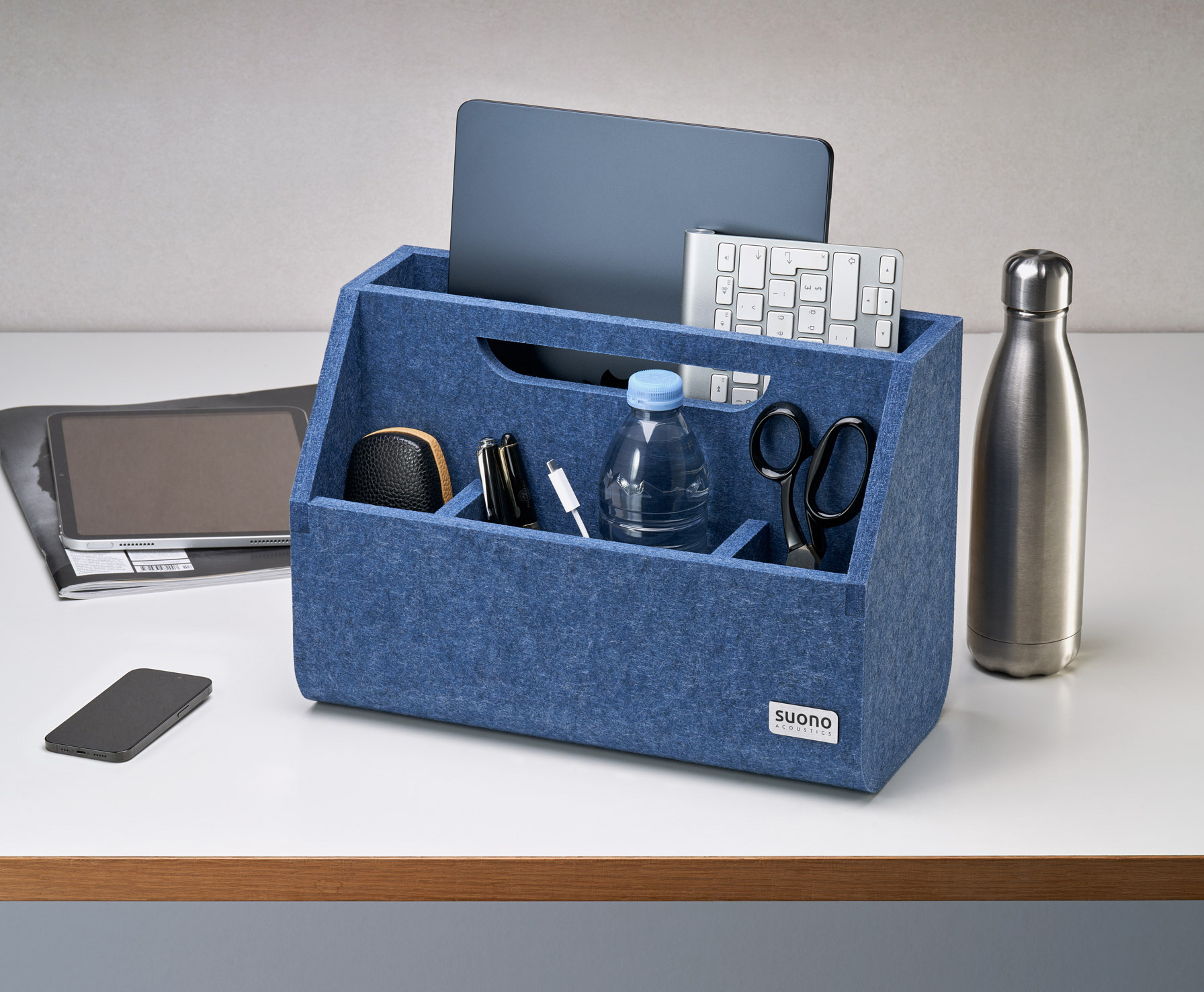 Der suonoCADDY schafft Struktur am Arbeitsplatz und sorgt dafür, dass Laptop, Zubehör und persönliche Utensilien jederzeit griffbereit und übersichtlich organisiert sind – ideal für Desk-Sharing und flexible Arbeitsmodelle. Gleichzeitig lässt sich der suonoCADDY als Laptop- oder Arbeitsunterlage nutzen und unterstützt so ergonomisches Arbeiten im Büro oder Homeoffice. Dank seiner durchdachten Form kann er einfach transportiert und platzsparend verstaut werden. Der suonoCADDY ist ein echtes Up-Cycling-Produkt und zeichnet sich durch sein modernes und funktionelles Design sowie seine Langlebigkeit aus. Hergestellt aus unserem hochwertigen suonoBOARD® mit einem Recyclinganteil von über 50 %, bestechen unsere Produkte mit organischem Charakter durch die homogene Oberflächenstruktur und Farbgebung.