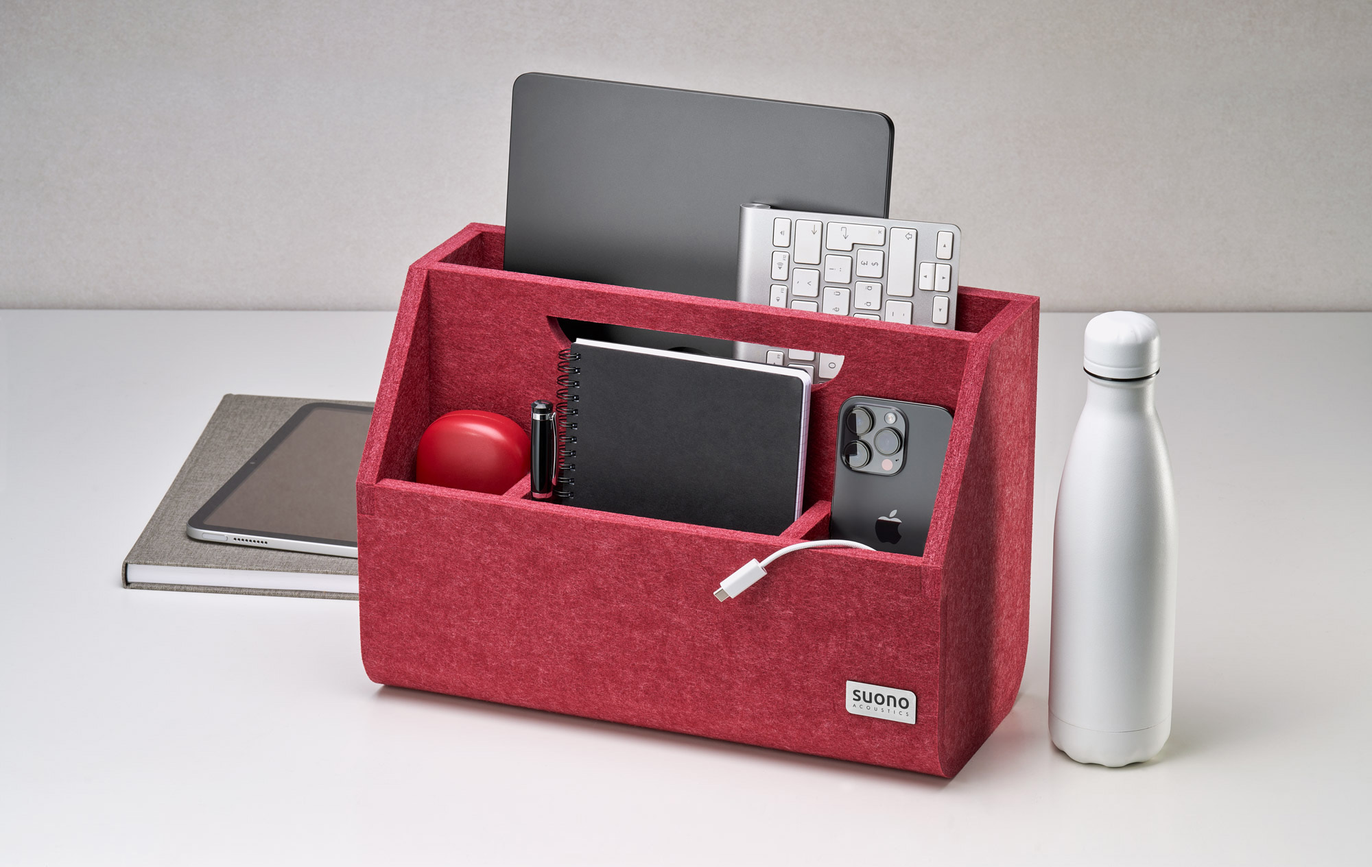 Der suonoCADDY schafft Struktur am Arbeitsplatz und sorgt dafür, dass Laptop, Zubehör und persönliche Utensilien jederzeit griffbereit und übersichtlich organisiert sind – ideal für Desk-Sharing und flexible Arbeitsmodelle. Gleichzeitig lässt sich der suonoCADDY als Laptop- oder Arbeitsunterlage nutzen und unterstützt so ergonomisches Arbeiten im Büro oder Homeoffice. Dank seiner durchdachten Form kann er einfach transportiert und platzsparend verstaut werden. Der suonoCADDY ist ein echtes Up-Cycling-Produkt und zeichnet sich durch sein modernes und funktionelles Design sowie seine Langlebigkeit aus. Hergestellt aus unserem hochwertigen suonoBOARD® mit einem Recyclinganteil von über 50 %, bestechen unsere Produkte mit organischem Charakter durch die homogene Oberflächenstruktur und Farbgebung.