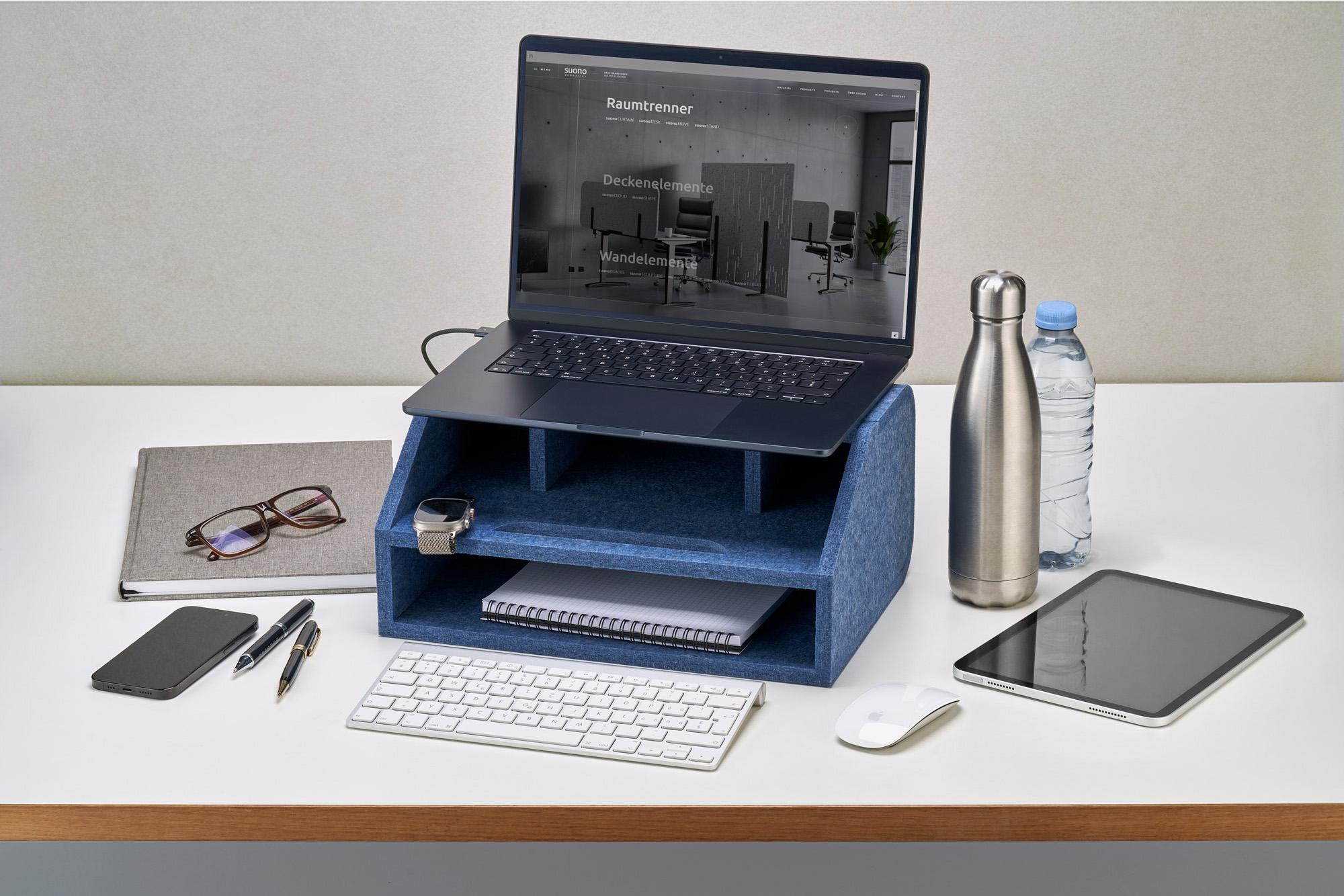 Der suonoCADDY schafft Struktur am Arbeitsplatz und sorgt dafür, dass Laptop, Zubehör und persönliche Utensilien jederzeit griffbereit und übersichtlich organisiert sind – ideal für Desk-Sharing und flexible Arbeitsmodelle. Gleichzeitig lässt sich der suonoCADDY als Laptop- oder Arbeitsunterlage nutzen und unterstützt so ergonomisches Arbeiten im Büro oder Homeoffice. Dank seiner durchdachten Form kann er einfach transportiert und platzsparend verstaut werden. Der suonoCADDY ist ein echtes Up-Cycling-Produkt und zeichnet sich durch sein modernes und funktionelles Design sowie seine Langlebigkeit aus. Hergestellt aus unserem hochwertigen suonoBOARD® mit einem Recyclinganteil von über 50 %, bestechen unsere Produkte mit organischem Charakter durch die homogene Oberflächenstruktur und Farbgebung.