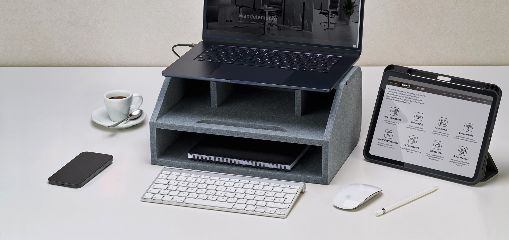 Der suonoCADDY schafft Struktur am Arbeitsplatz und sorgt dafür, dass Laptop, Zubehör und persönliche Utensilien jederzeit griffbereit und übersichtlich organisiert sind – ideal für Desk-Sharing und flexible Arbeitsmodelle. Gleichzeitig lässt sich der suonoCADDY als Laptop- oder Arbeitsunterlage nutzen und unterstützt so ergonomisches Arbeiten im Büro oder Homeoffice. Dank seiner durchdachten Form kann er einfach transportiert und platzsparend verstaut werden. Der suonoCADDY ist ein echtes Up-Cycling-Produkt und zeichnet sich durch sein modernes und funktionelles Design sowie seine Langlebigkeit aus. Hergestellt aus unserem hochwertigen suonoBOARD® mit einem Recyclinganteil von über 50 %, bestechen unsere Produkte mit organischem Charakter durch die homogene Oberflächenstruktur und Farbgebung.