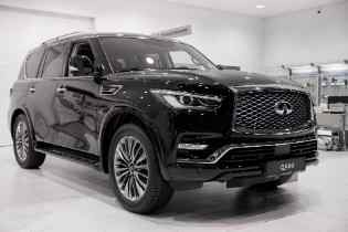 diagonal front view of an infiniti truck