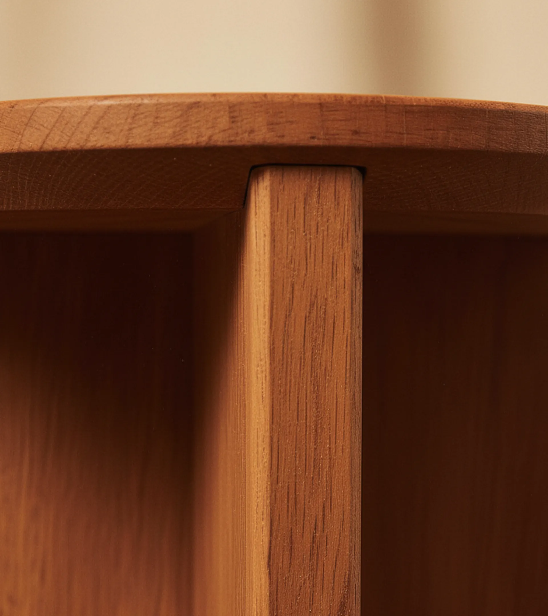 Gros plan artistique d'un tabouret en bois signé A.M. Lescaut