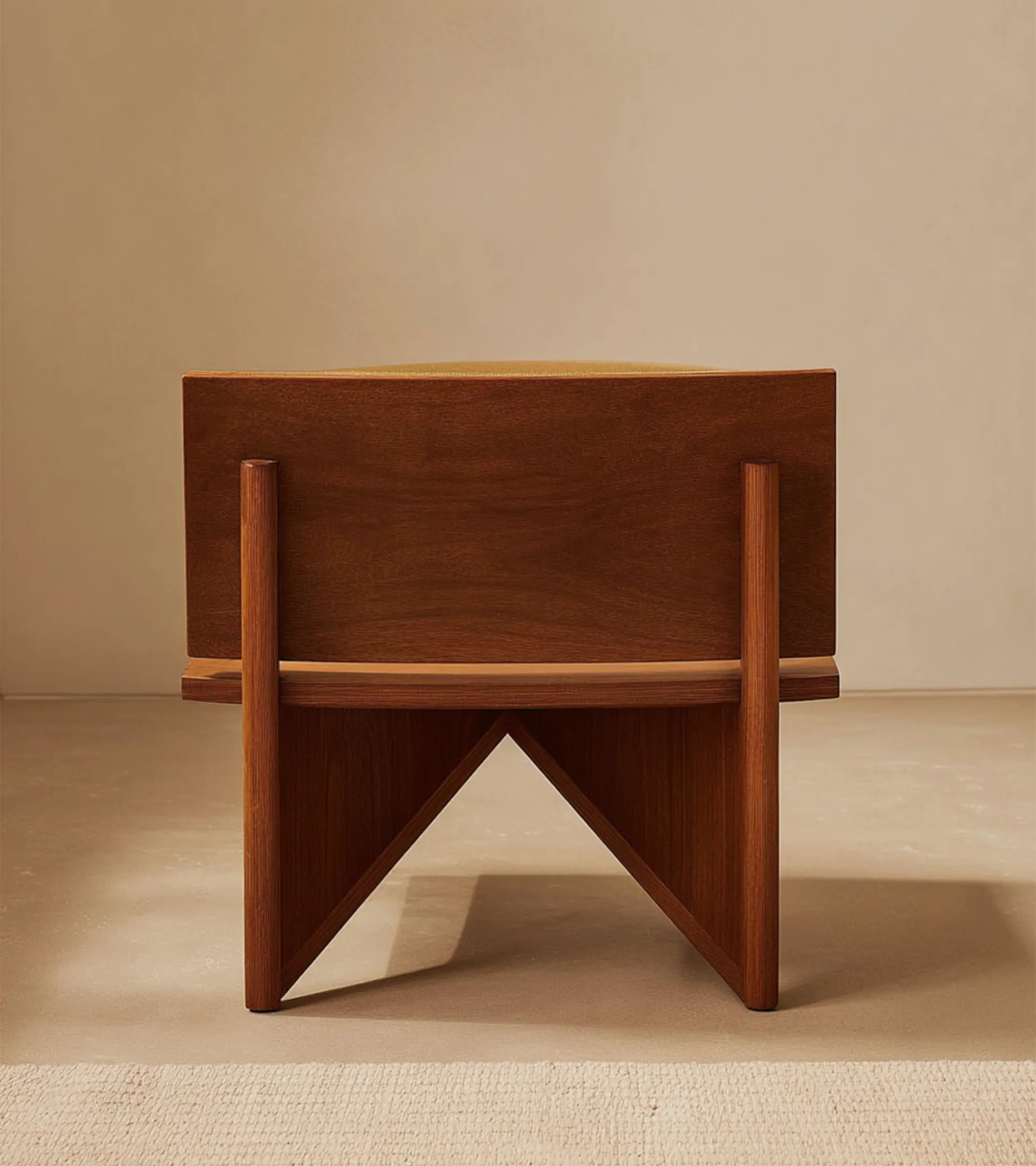 Vue arrière d'une chaise moderne en bois avec des pieds angulaires et un dossier rectangulaire lisse signée A.M. Lescaut