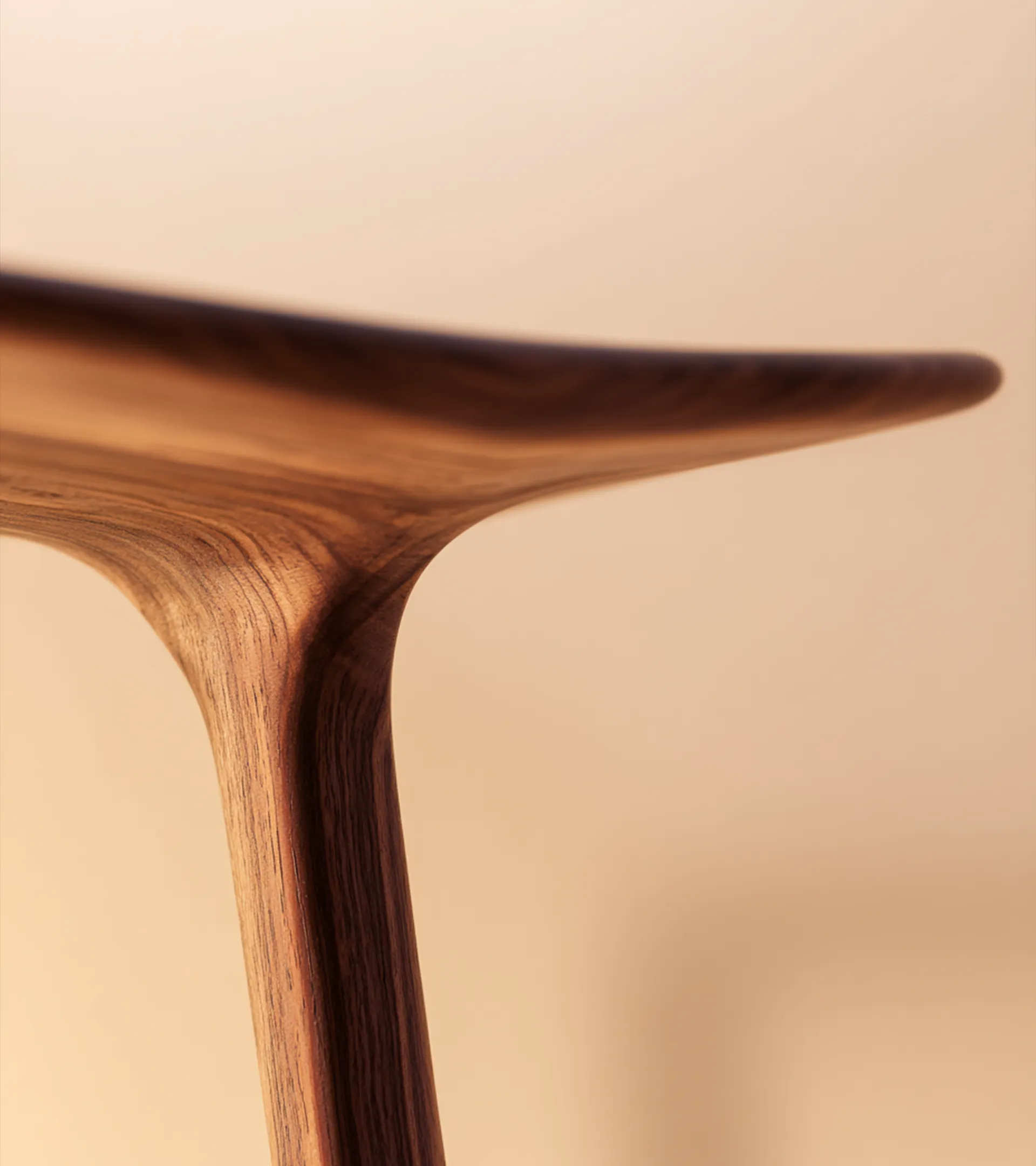 Gros plan artistique d'une chaise en bois A.M. Lescaut