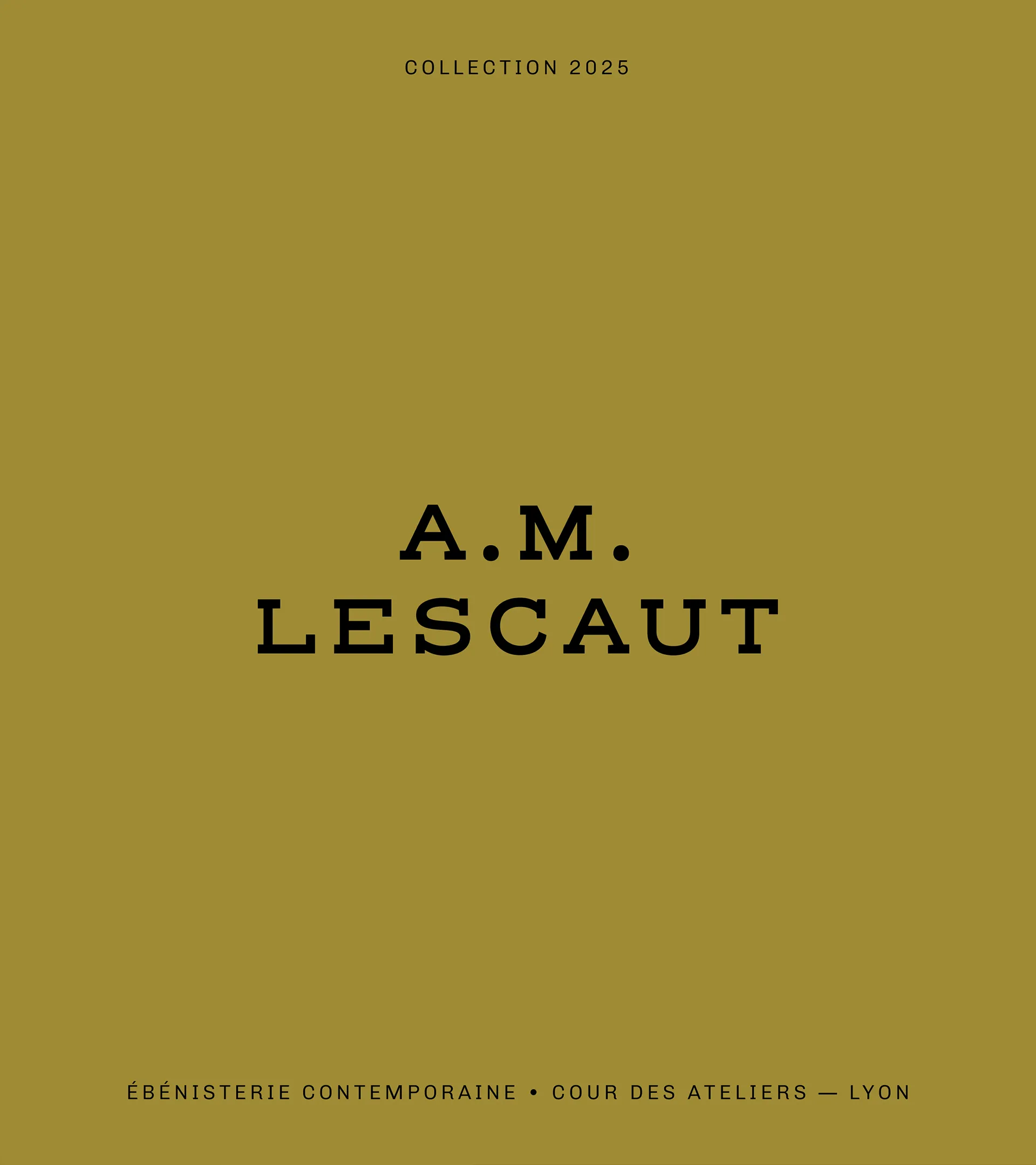 Texte sur fond vert olive indiquant « COLLECTION 2025 », « A.M. LESCAUT » et « ÉBÉNISTERIE CONTEMPORAINE • COUR DES ATELIERS — LYON ».