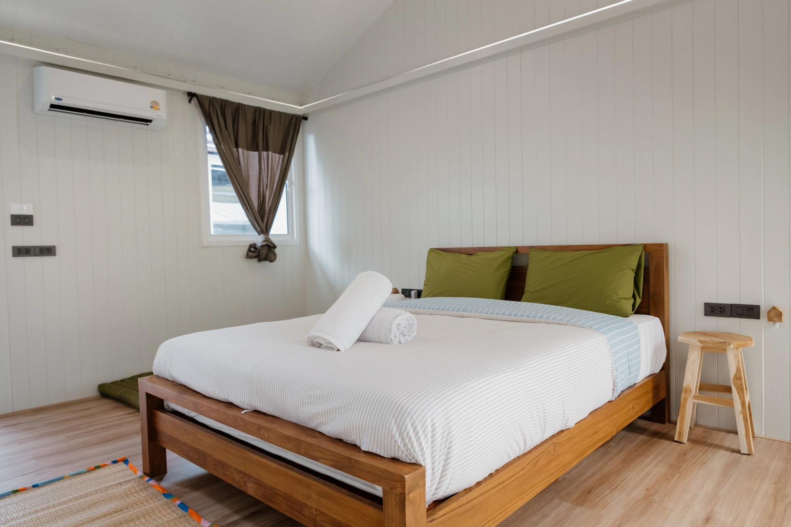 Alternative view of the private room with shared bathroom