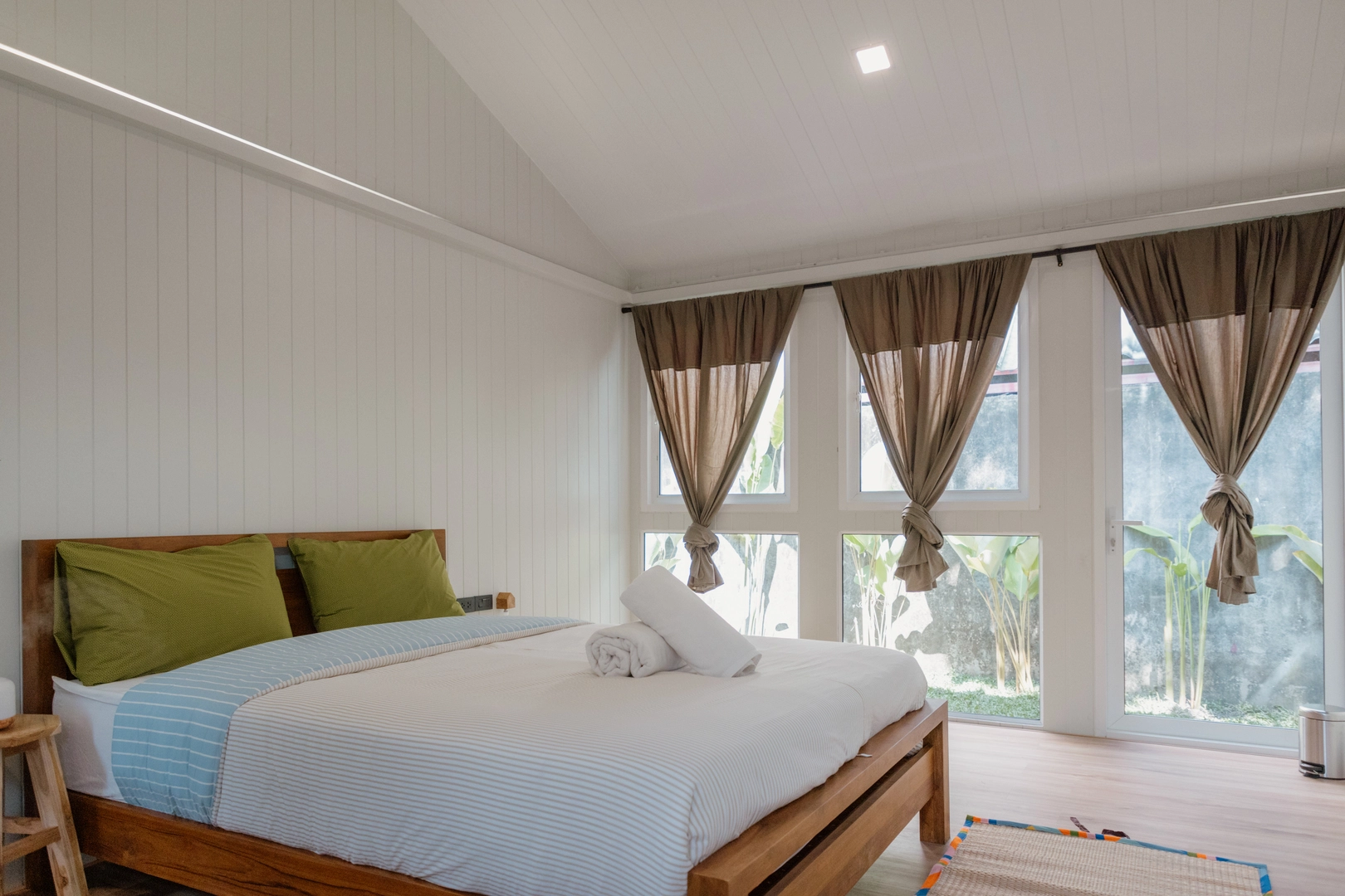 Private room with shared bath main view