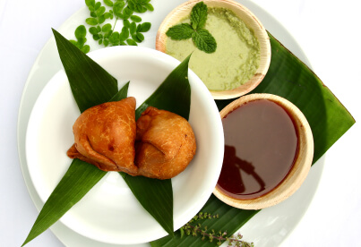 samosa with chutney