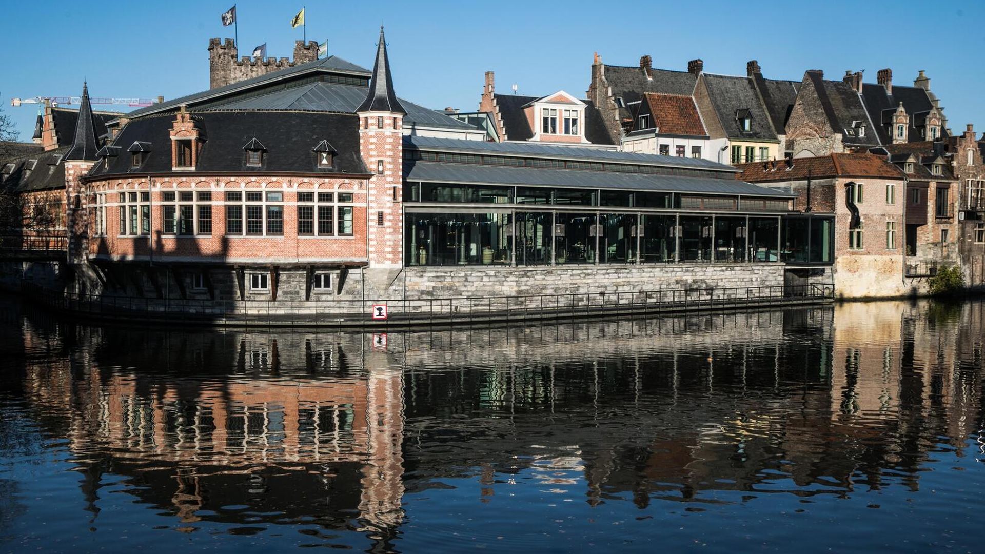 De Oude Vismijn aan het water in Gent