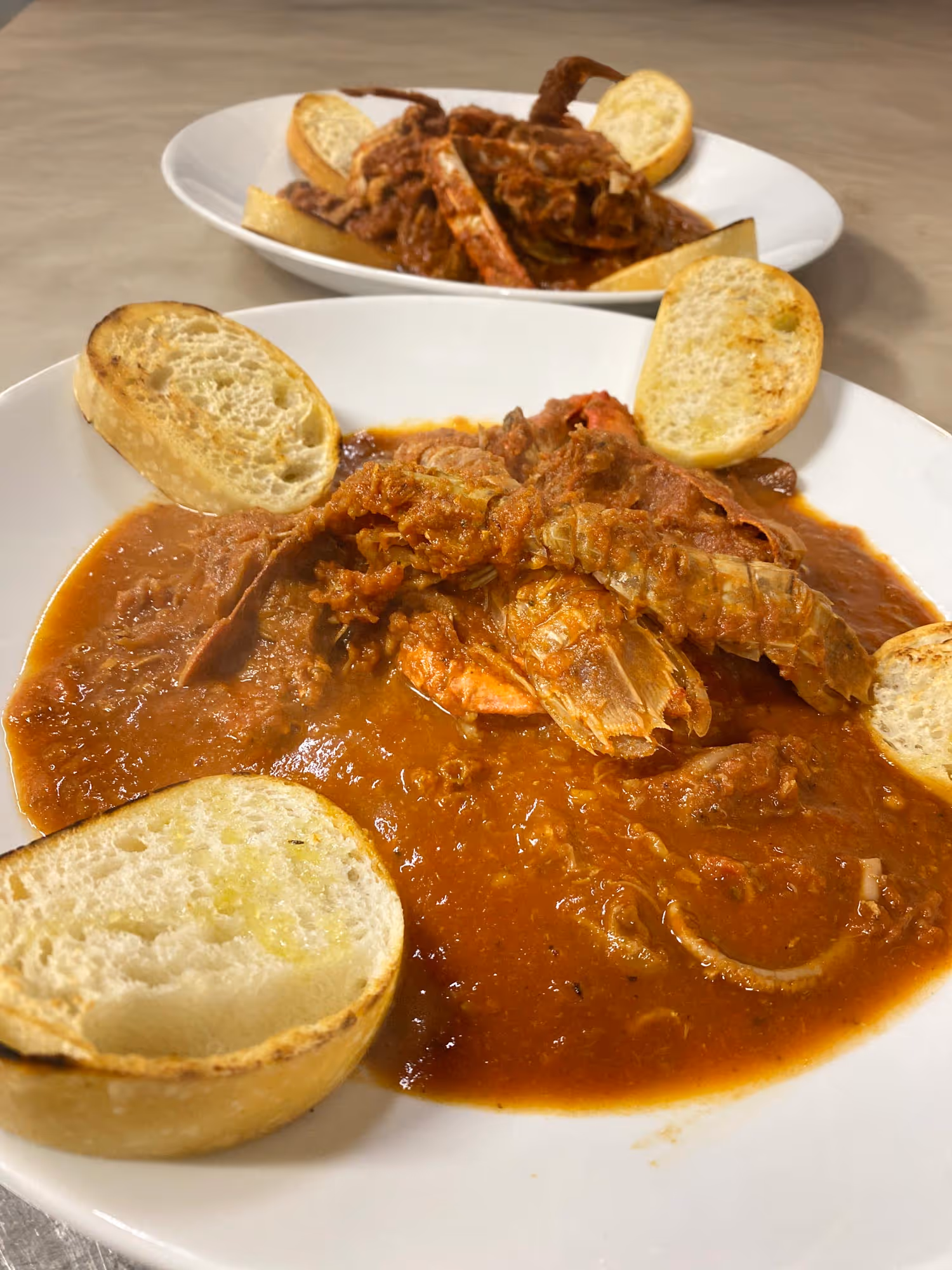 Caciucco toscano tradizionale servito al Boogie Bistrot di Colle Brianza con pane tostato"