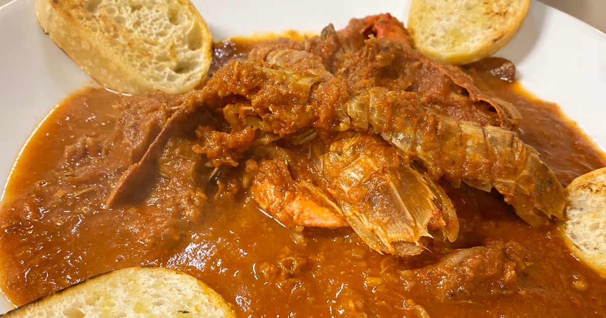 Caciucco toscano tradizionale servito al Boogie Bistrot di Colle Brianza con pane tostato"