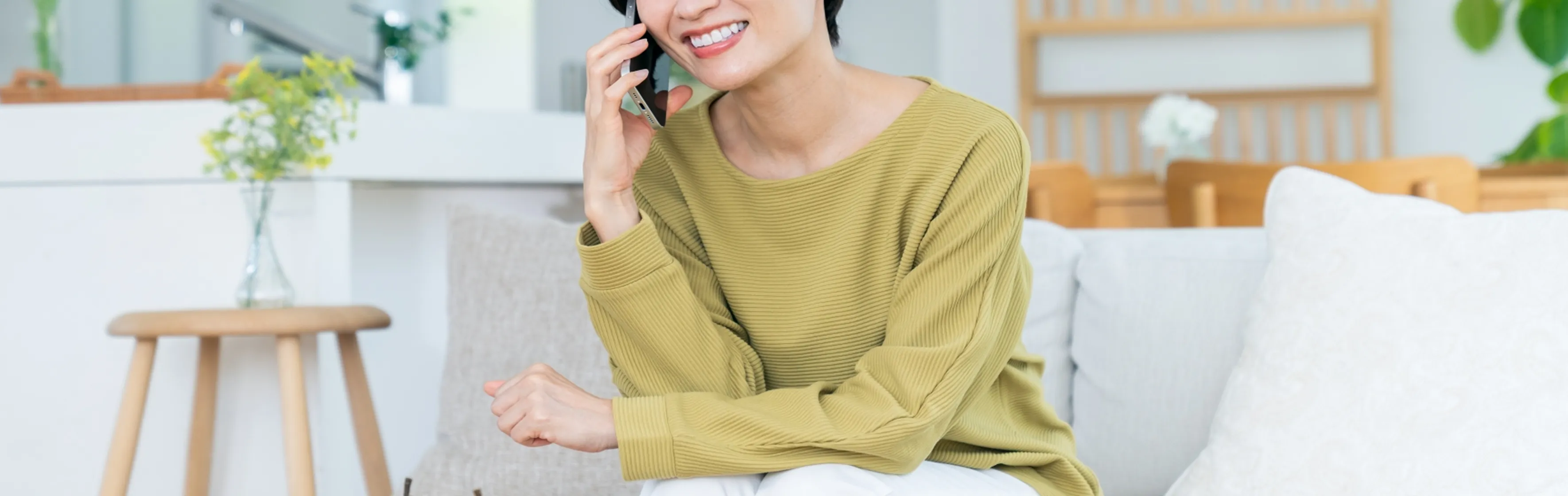 電話で予約する人物の写真