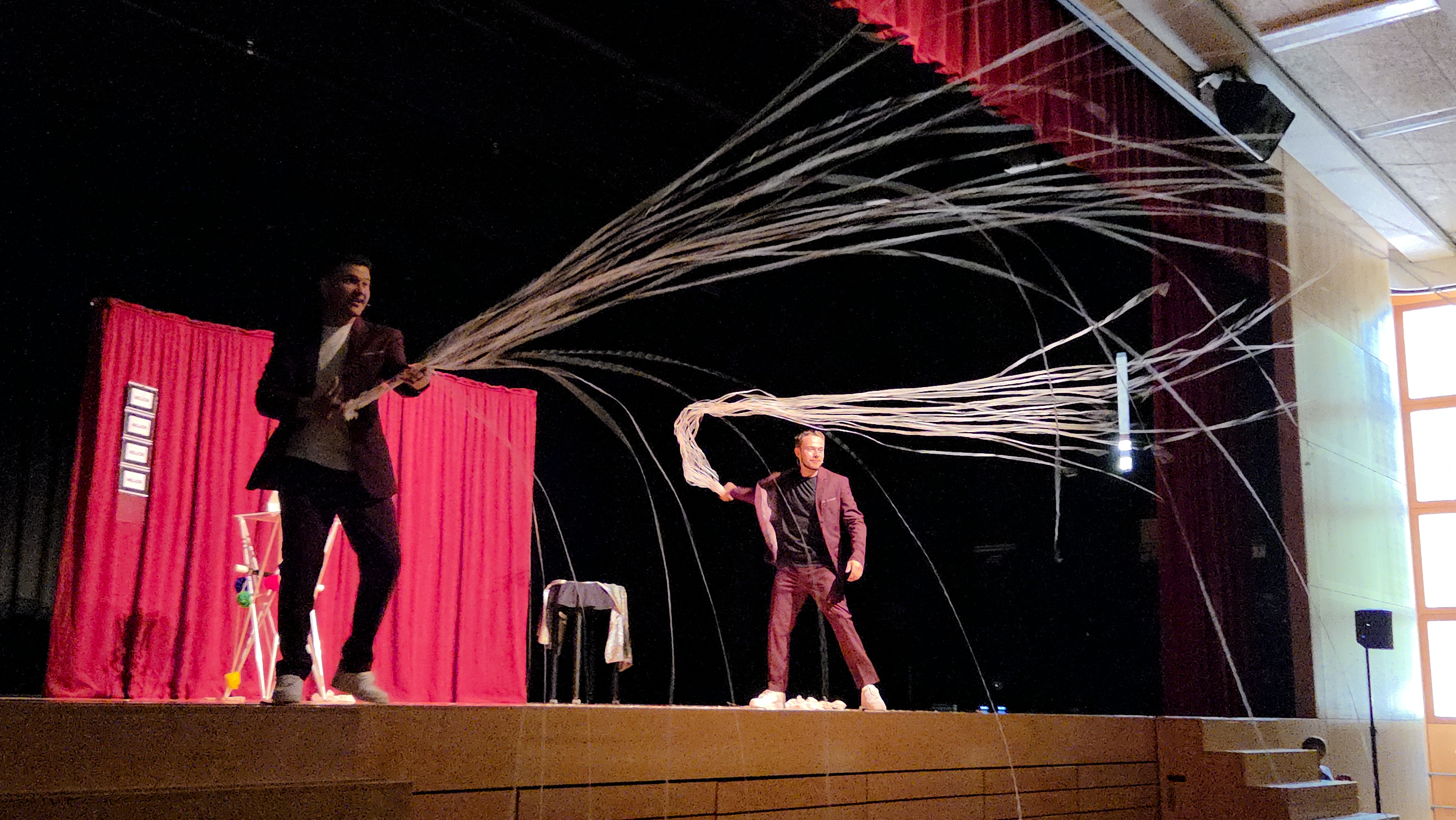 Duo de magicien réalisant une projection de concetti pour une école à versoix