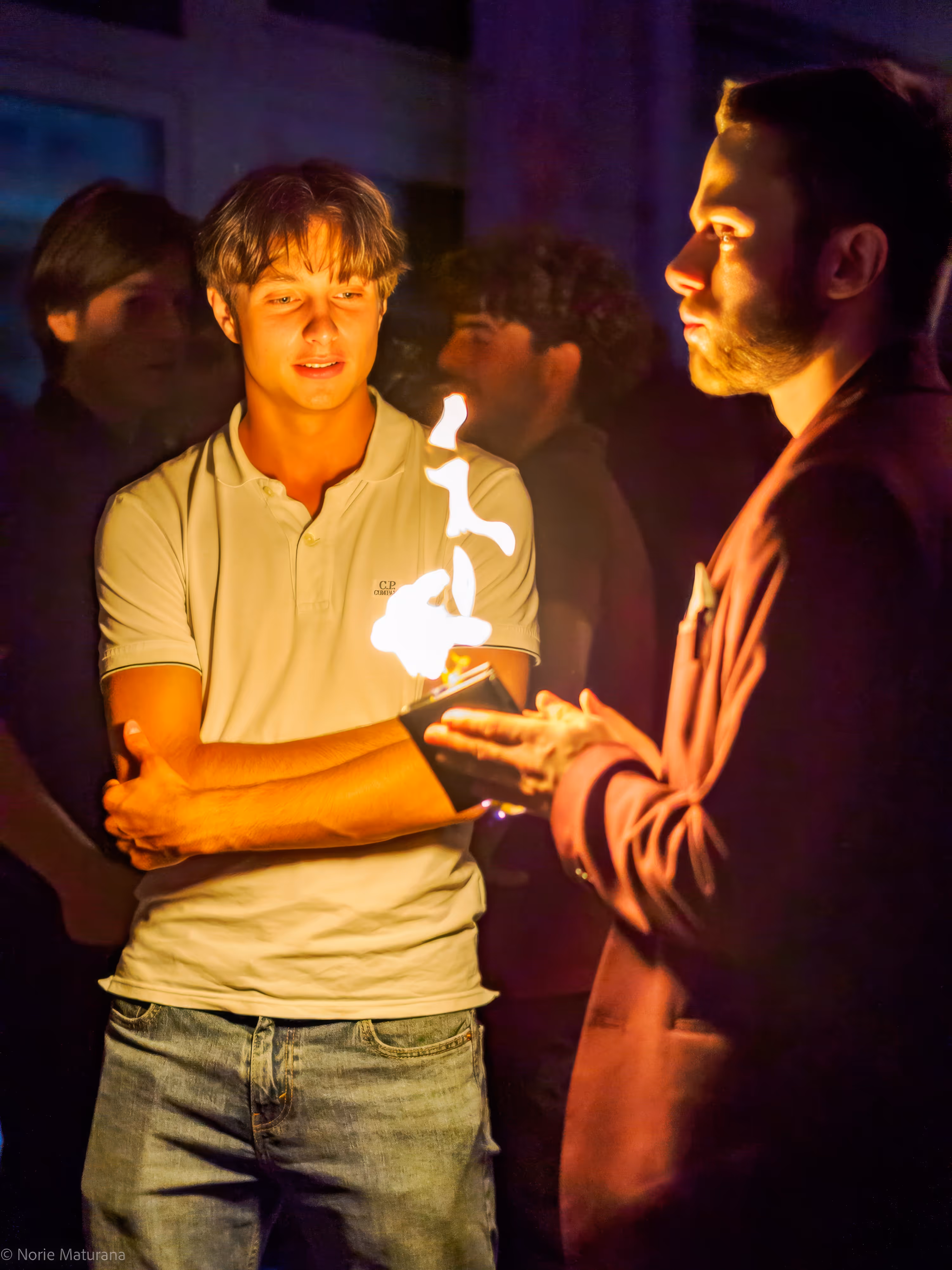 Un homme fait bruler son portemonnaie aux milieux d'une foule de personnes