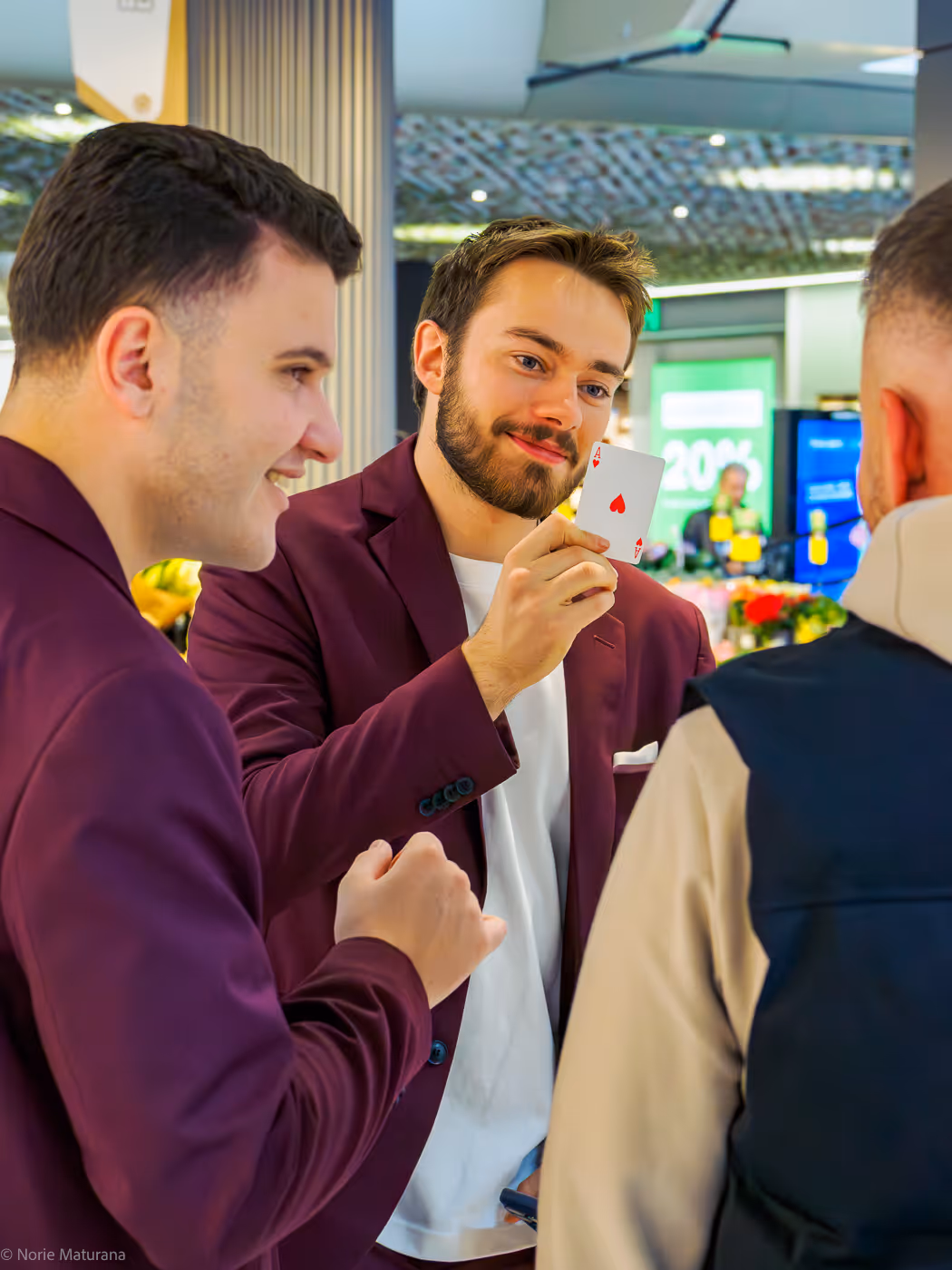 Duo de magiciens pratiquant un tour de magie dans un centre commercial a signy centre